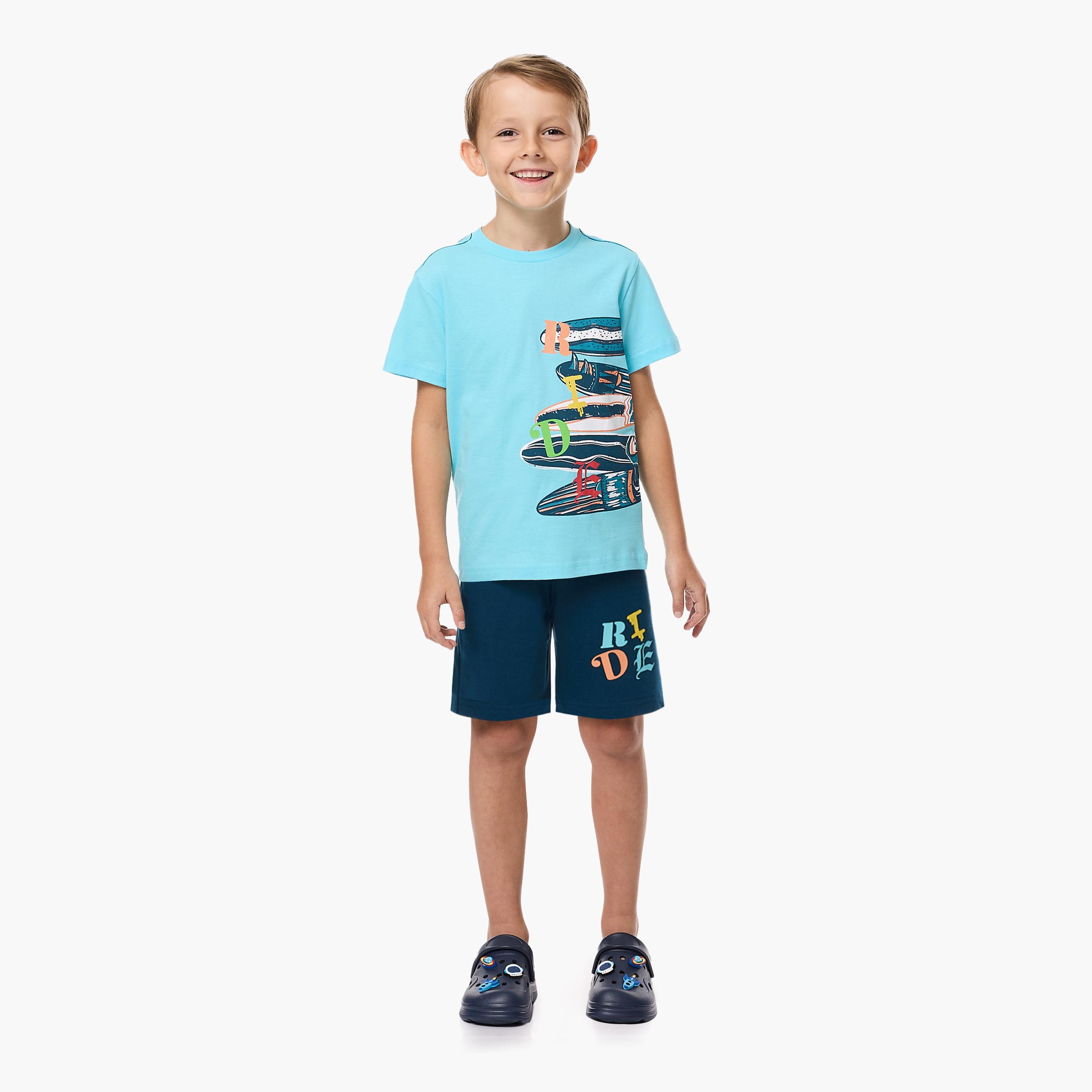تي شيرت مطبوع بأكمام قصيرة مع شورت من قطعتين من فيكتور اند جين-boys-clothing-setsandcoords-image-1