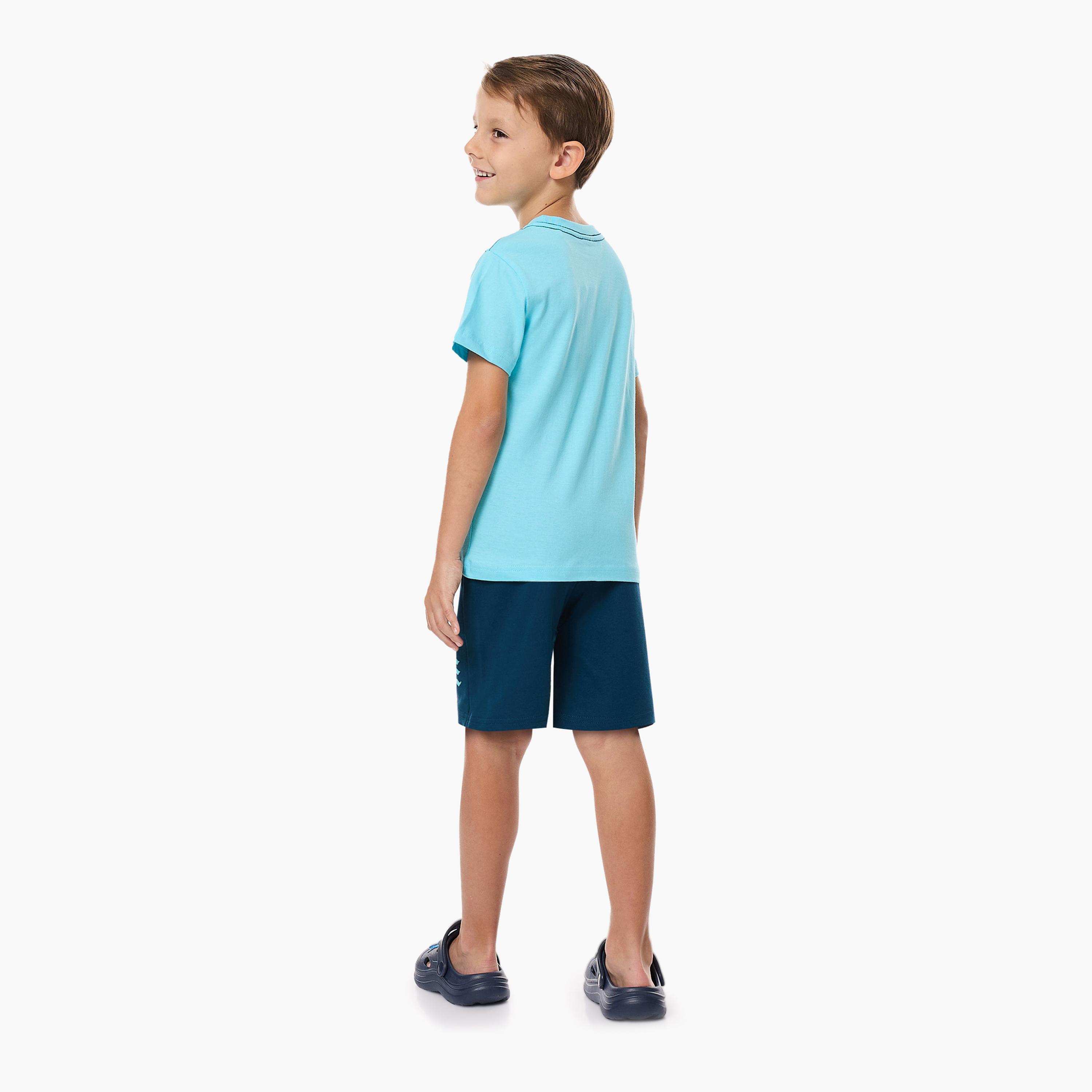 تي شيرت مطبوع بأكمام قصيرة مع شورت من قطعتين من فيكتور اند جين-boys-clothing-setsandcoords-image-2