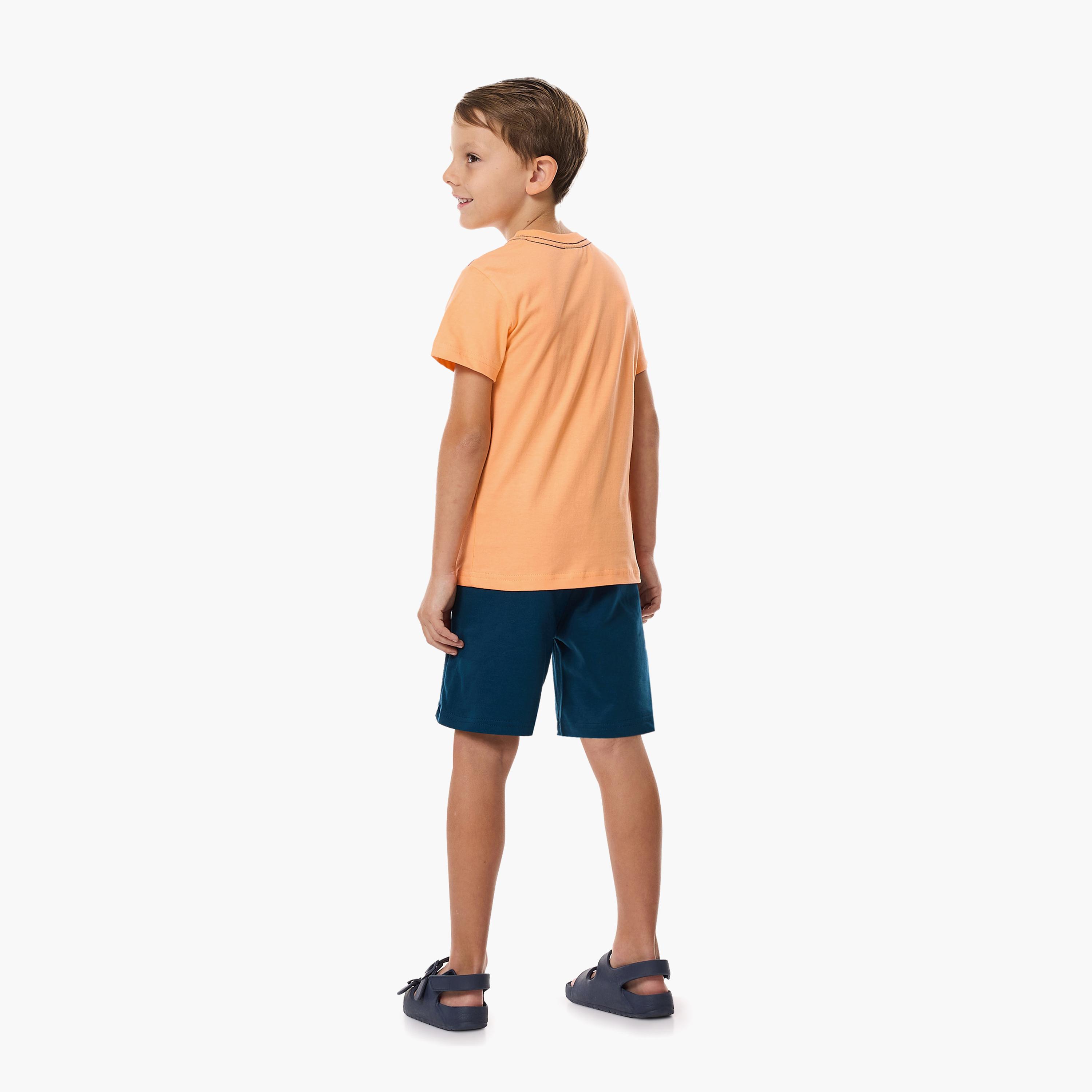 تي شيرت مطبوع بأكمام قصيرة مع شورت من قطعتين من فيكتور اند جين-boys-clothing-setsandcoords-image-2