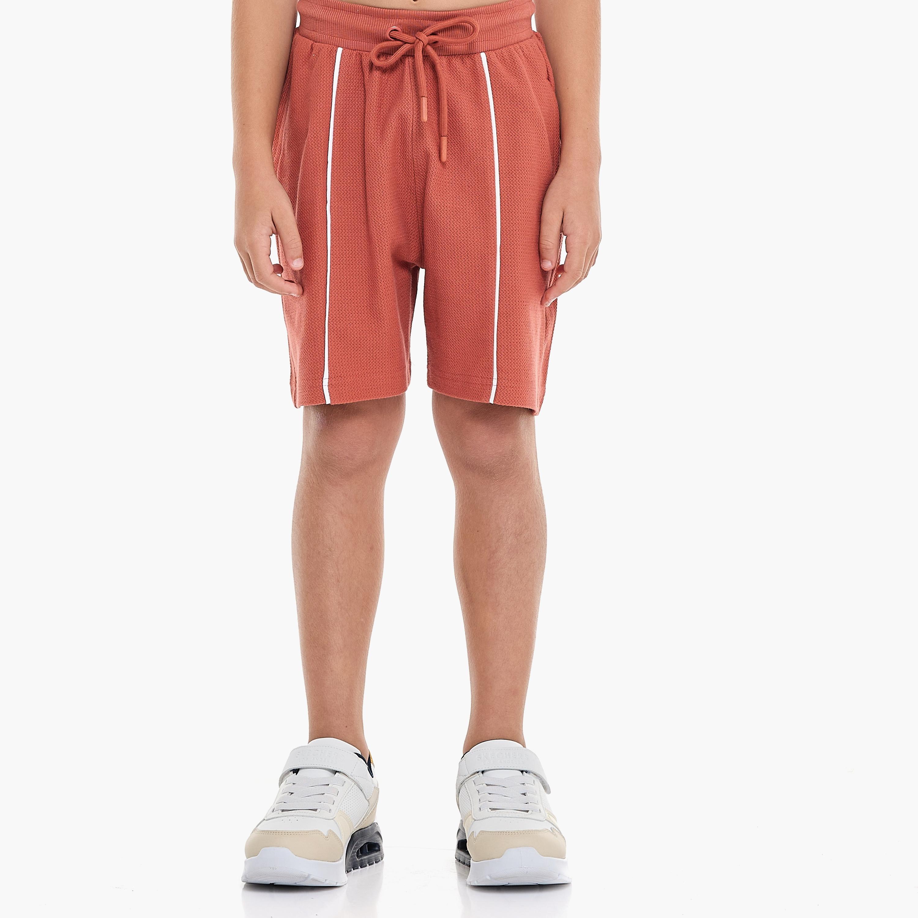 تي شيرت سادة بأكمام قصيرة مع شورت من قطعتين من فيكتور اند جين-boys-clothing-setsandcoords-image-4