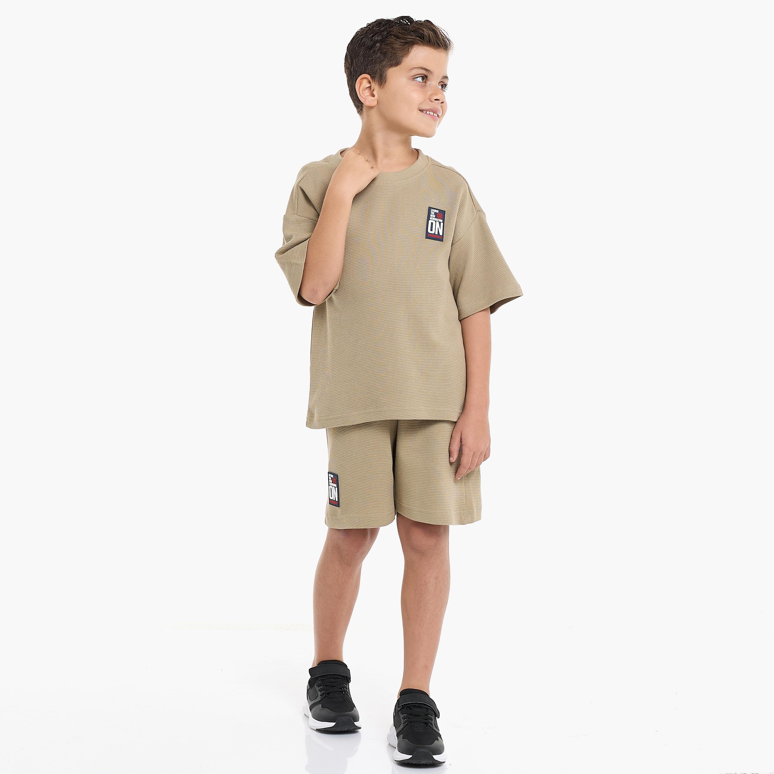 تي شيرت سادة بأكمام قصيرة مع شورت من قطعتين من فيكتور اند جين-boys-clothing-setsandcoords-image-1
