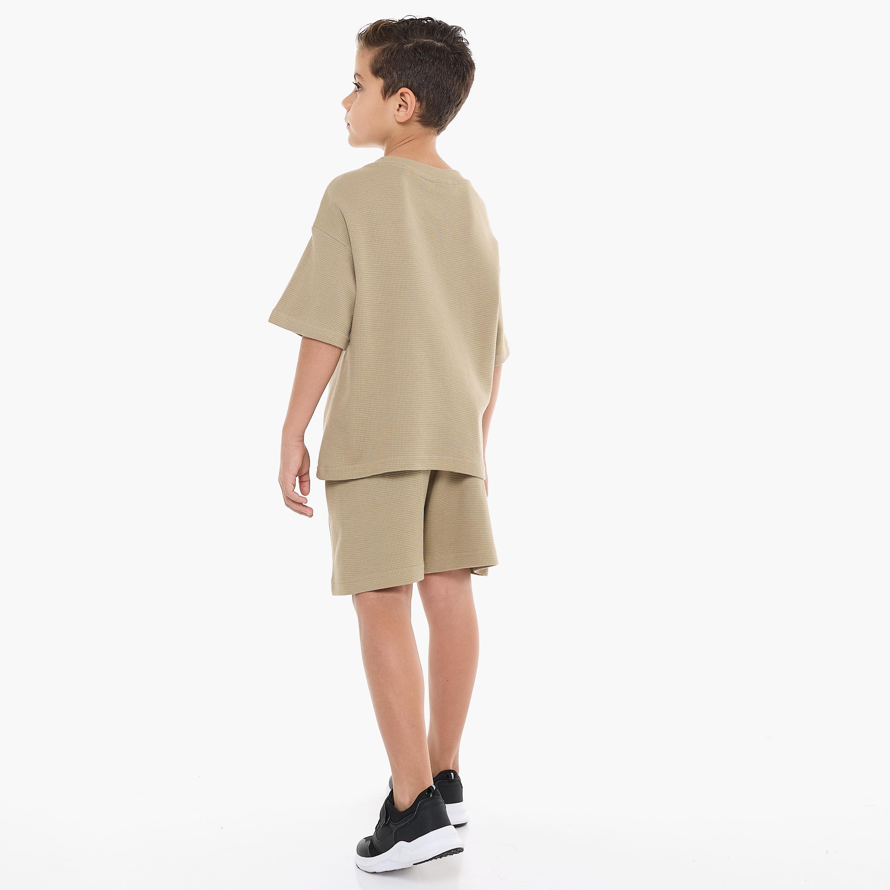 تي شيرت سادة بأكمام قصيرة مع شورت من قطعتين من فيكتور اند جين-boys-clothing-setsandcoords-image-2