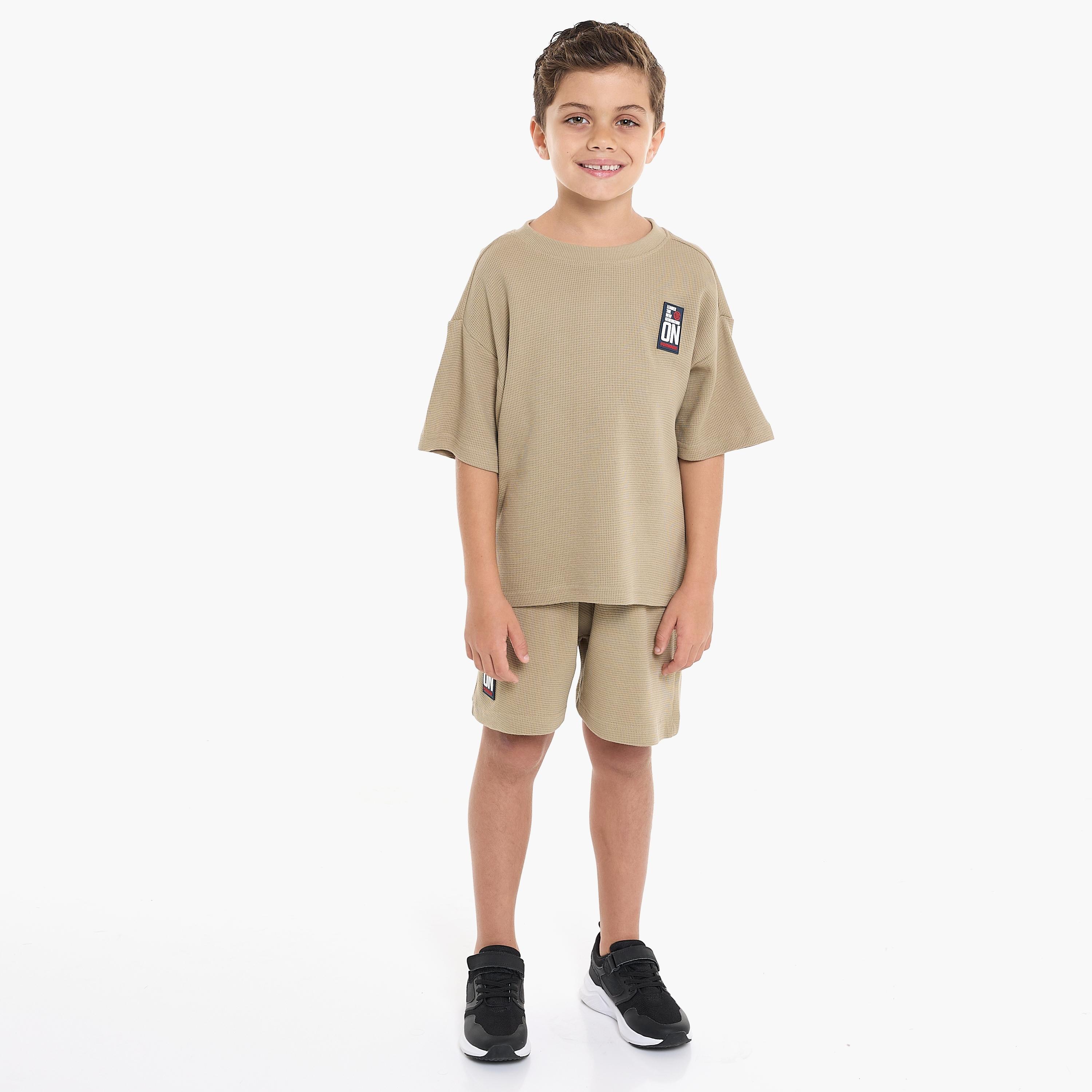 تي شيرت سادة بأكمام قصيرة مع شورت من قطعتين من فيكتور اند جين-boys-clothing-setsandcoords-image-5