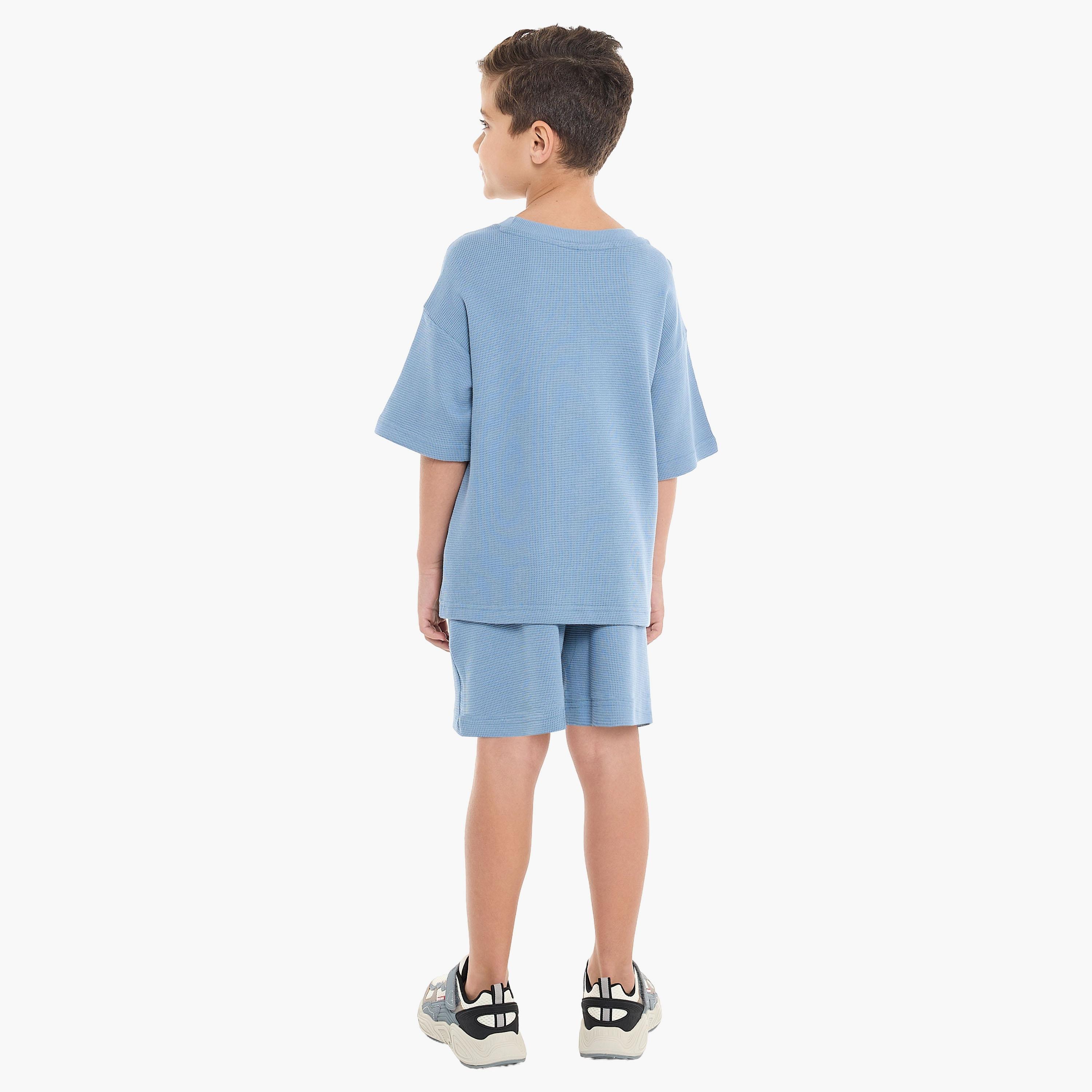 تي شيرت سادة بأكمام قصيرة مع شورت من قطعتين من فيكتور اند جين-boys-clothing-setsandcoords-image-2