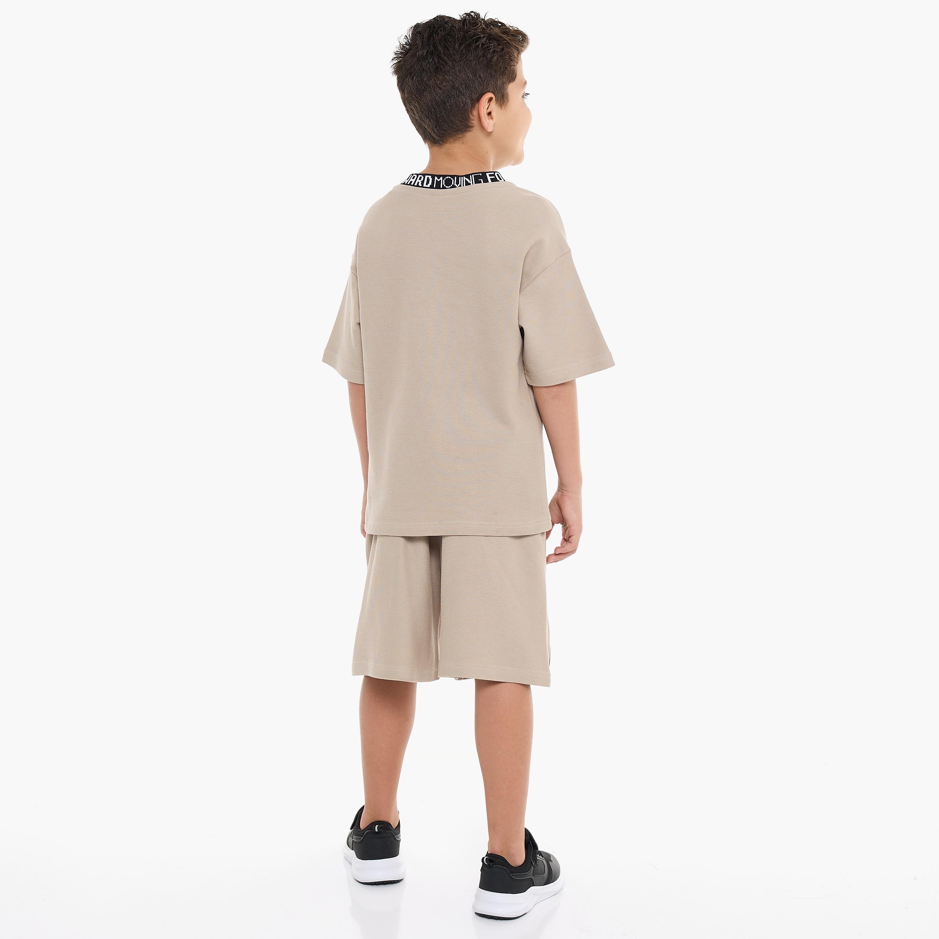 تي شيرت سادة بأكمام قصيرة مع شورت من قطعتين من فيكتور اند جين-boys-clothing-setsandcoords-image-2