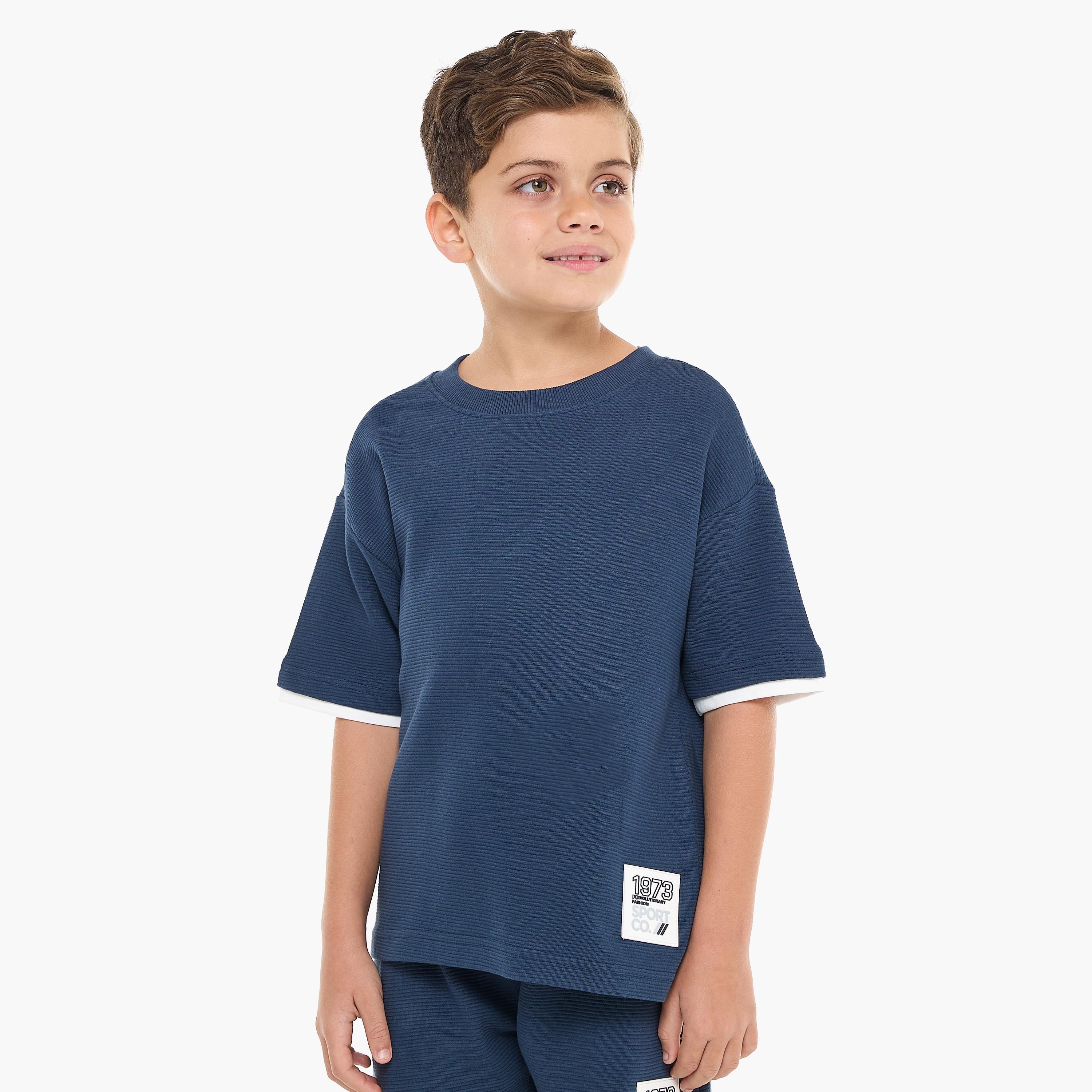 تي شيرت سادة بأكمام قصيرة مع شورت من قطعتين من فيكتور اند جين-boys-clothing-setsandcoords-image-2
