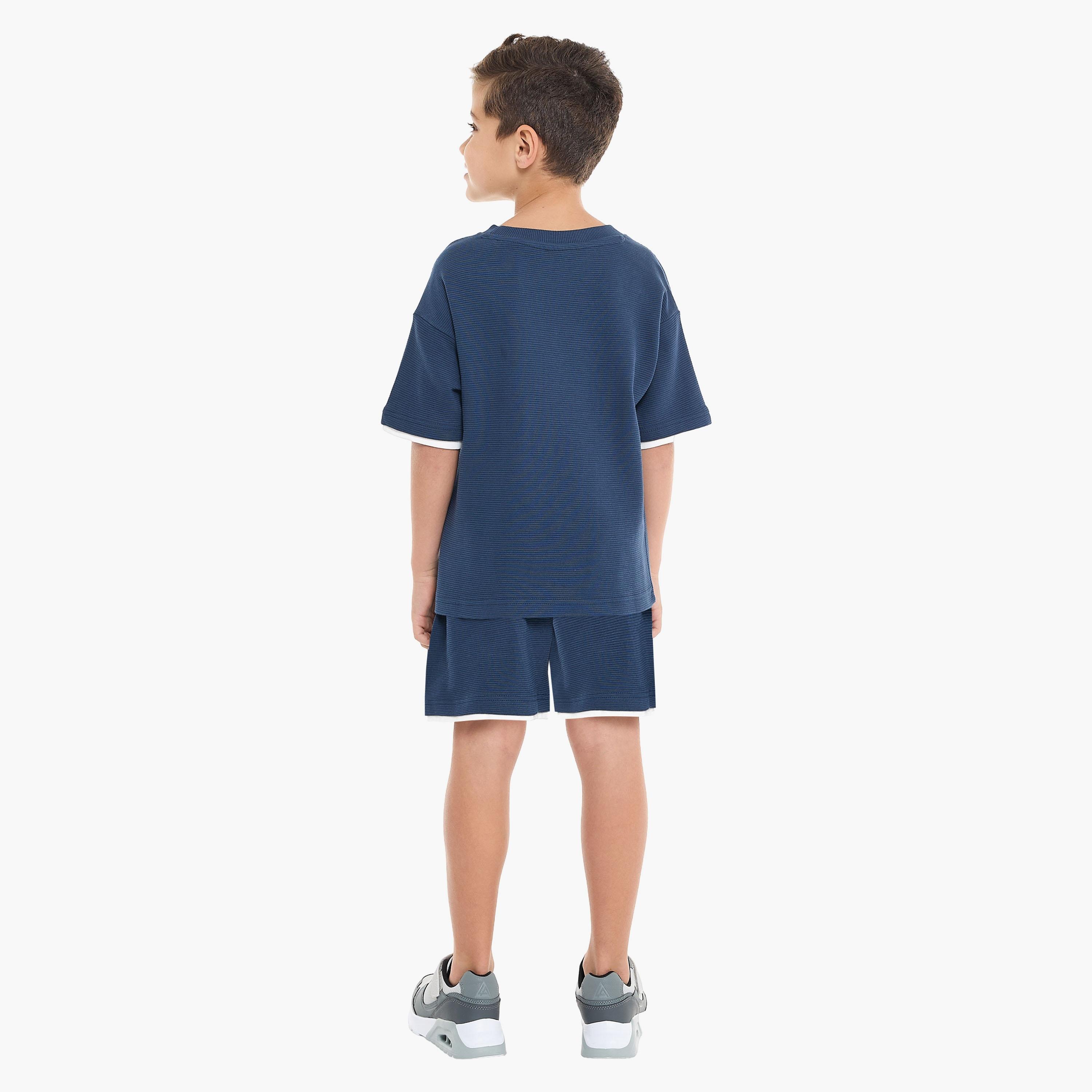 تي شيرت سادة بأكمام قصيرة مع شورت من قطعتين من فيكتور اند جين-boys-clothing-setsandcoords-image-4