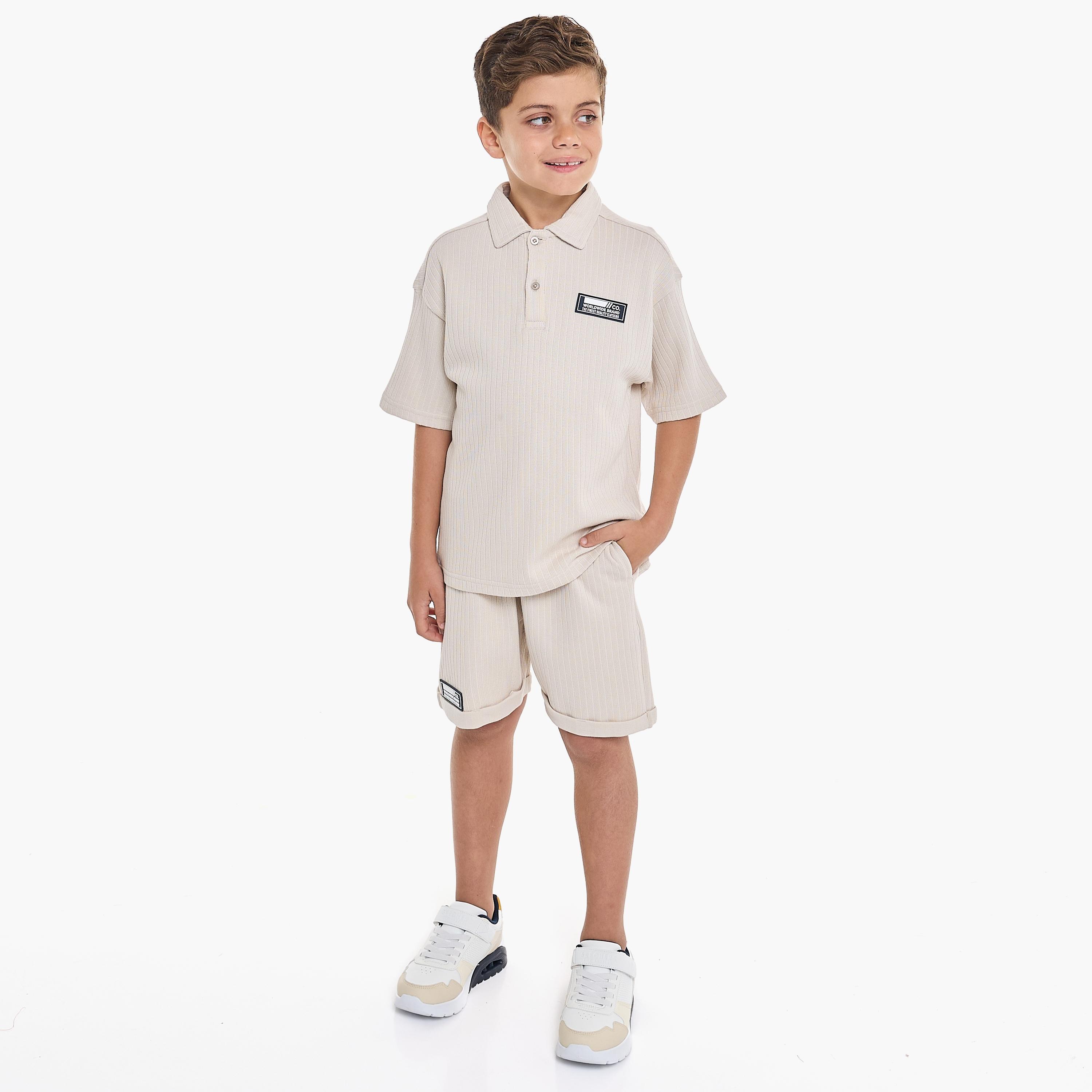 تي شيرت بأكمام قصيرة ومزخرف مع شورت من قطعتين من فيكتور اند جين-boys-clothing-setsandcoords-image-3