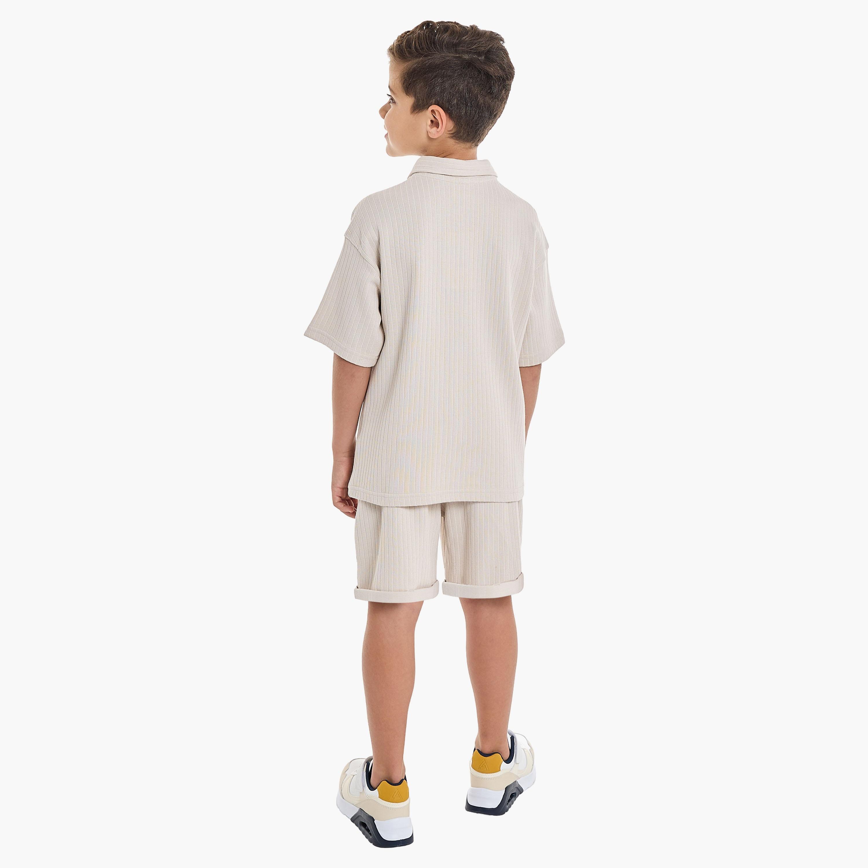 تي شيرت بأكمام قصيرة ومزخرف مع شورت من قطعتين من فيكتور اند جين-boys-clothing-setsandcoords-image-4