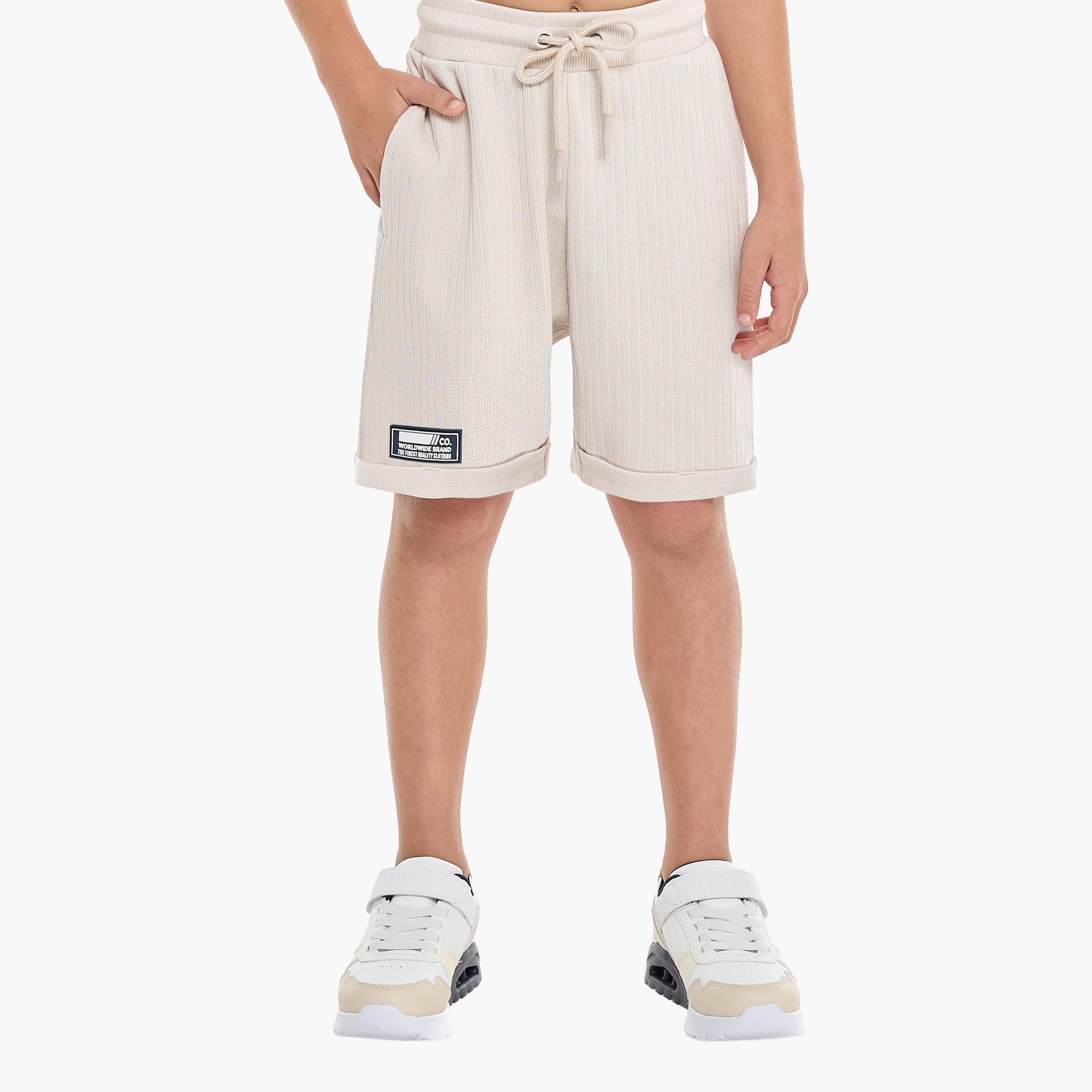 تي شيرت بأكمام قصيرة ومزخرف مع شورت من قطعتين من فيكتور اند جين-boys-clothing-setsandcoords-image-5