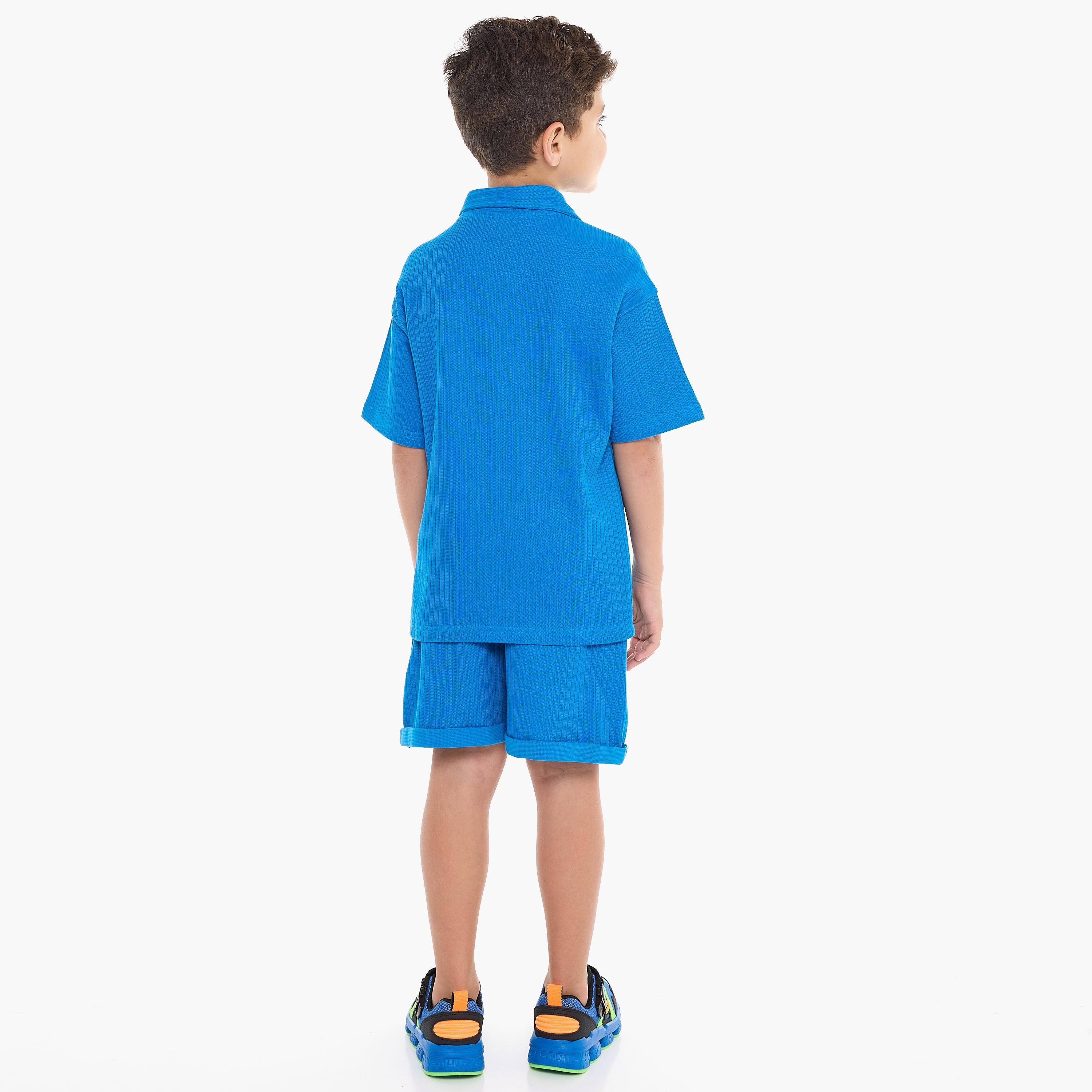 تي شيرت بأكمام قصيرة ومزخرف مع شورت من قطعتين من فيكتور اند جين-boys-clothing-setsandcoords-image-2