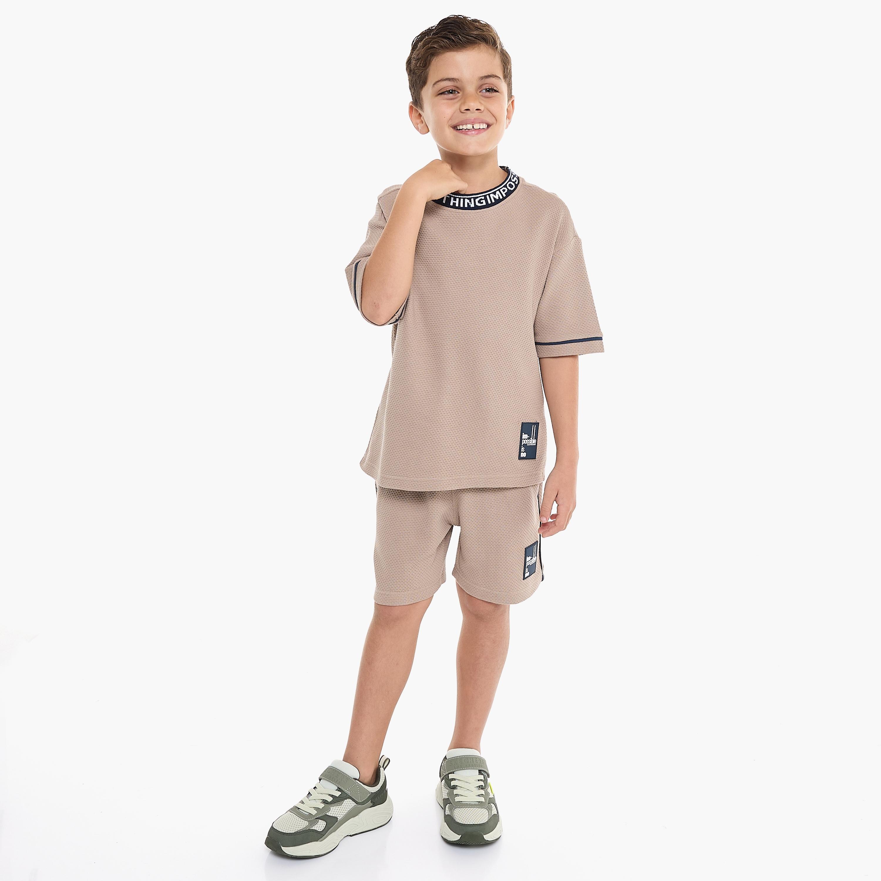 تي شيرت بأكمام قصيرة ومزخرف مع شورت من قطعتين من فيكتور اند جين-boys-clothing-setsandcoords-image-1