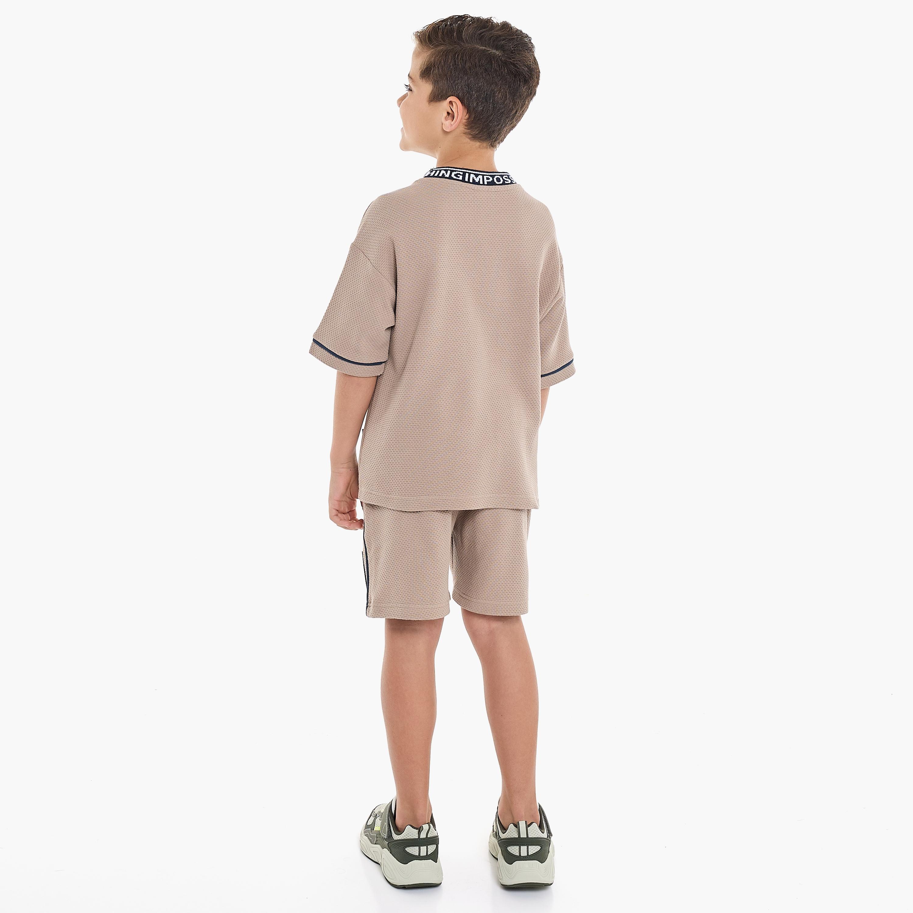 تي شيرت بأكمام قصيرة ومزخرف مع شورت من قطعتين من فيكتور اند جين-boys-clothing-setsandcoords-image-2