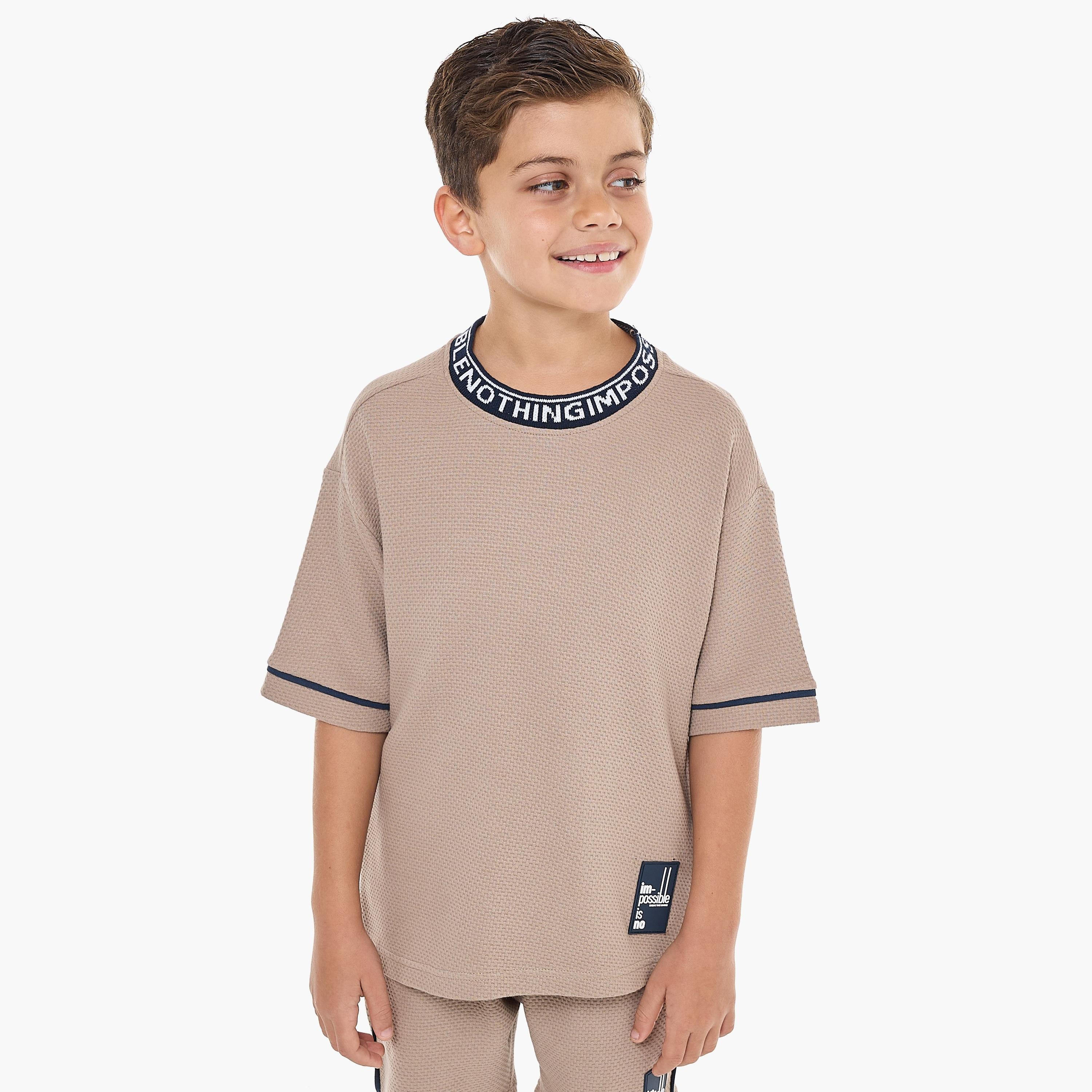 تي شيرت بأكمام قصيرة ومزخرف مع شورت من قطعتين من فيكتور اند جين-boys-clothing-setsandcoords-image-3
