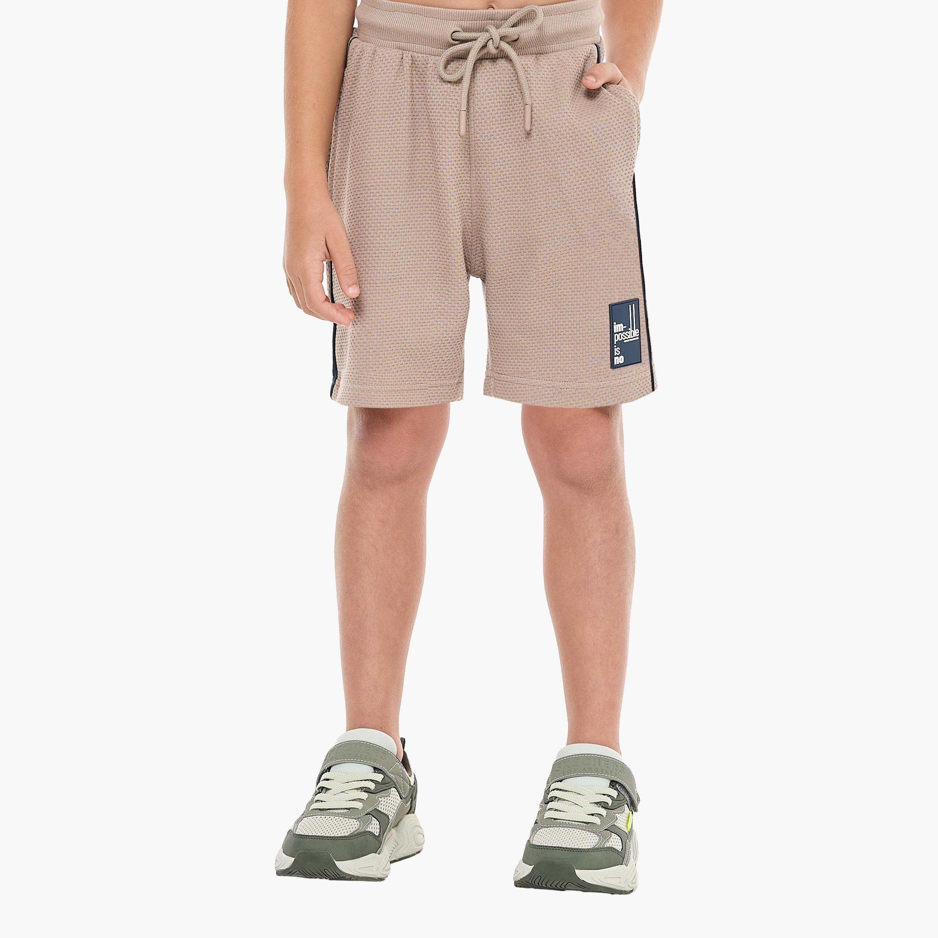 تي شيرت بأكمام قصيرة ومزخرف مع شورت من قطعتين من فيكتور اند جين-boys-clothing-setsandcoords-image-5