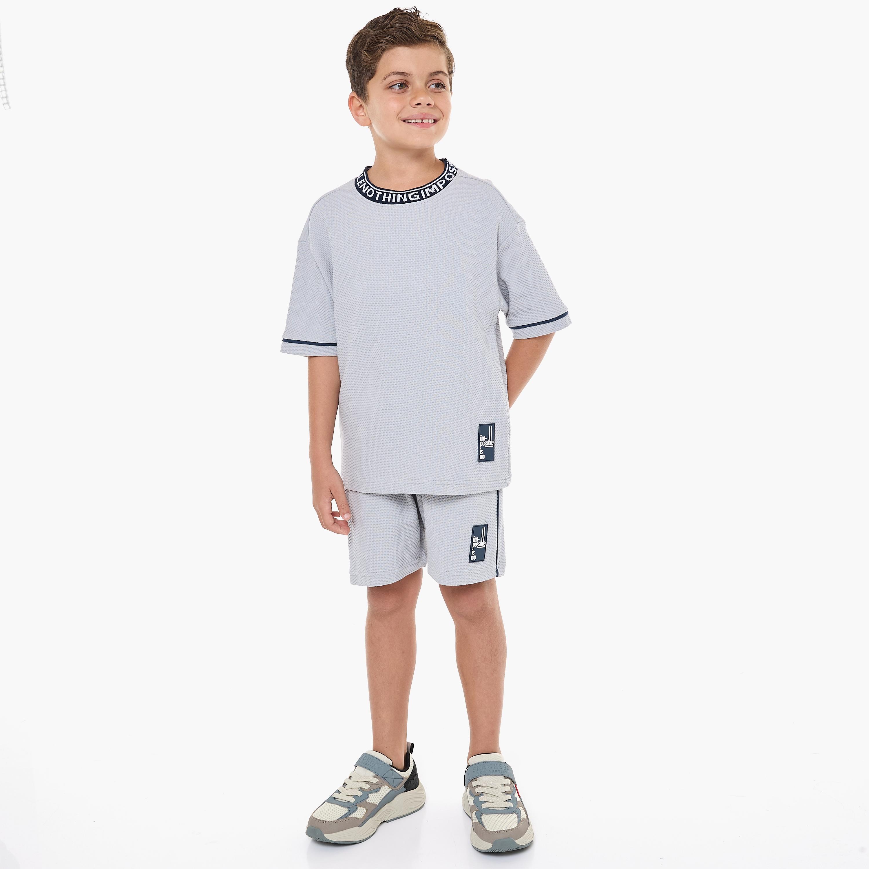 تي شيرت بأكمام قصيرة ومزخرف مع شورت من قطعتين من فيكتور اند جين-boys-clothing-setsandcoords-image-1