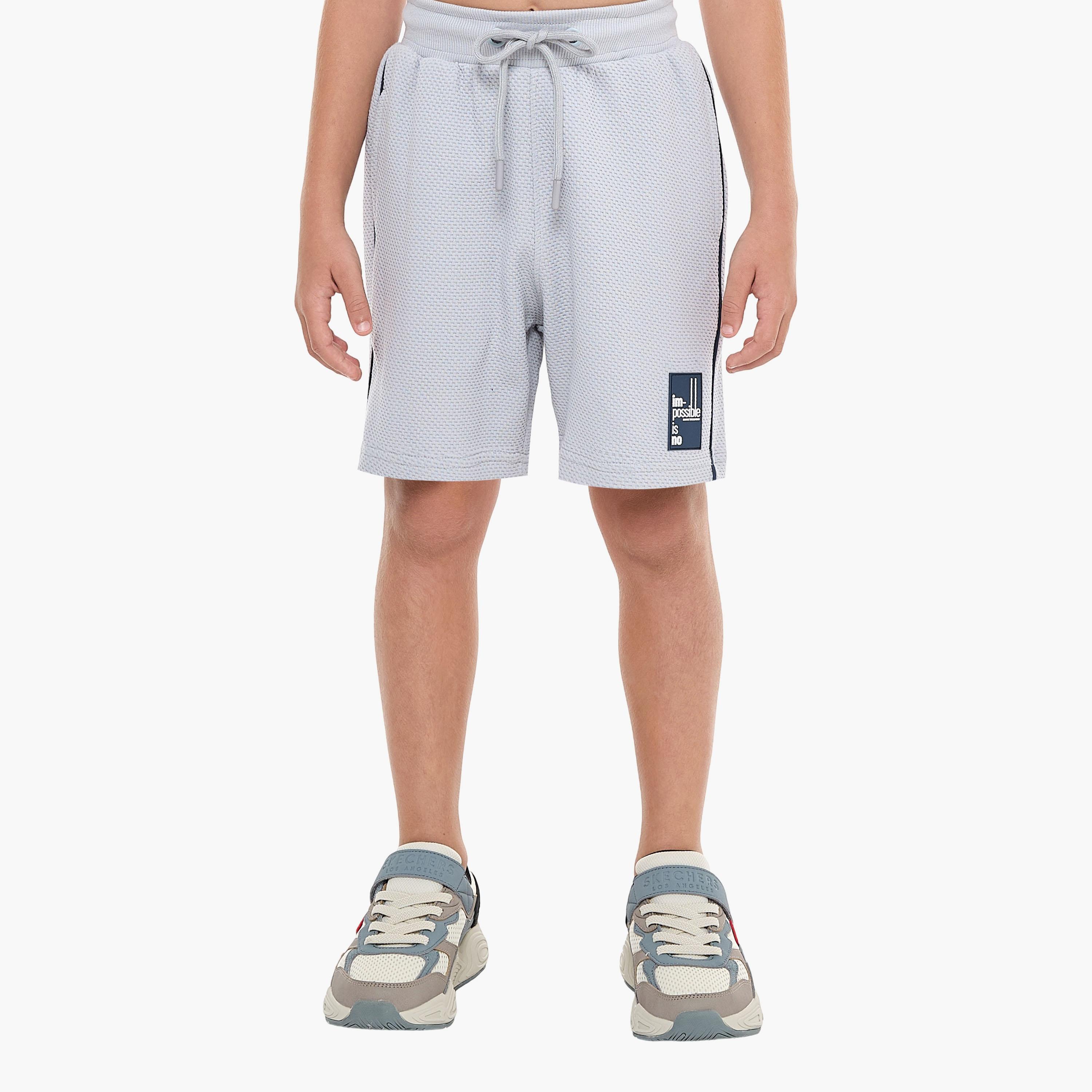 تي شيرت بأكمام قصيرة ومزخرف مع شورت من قطعتين من فيكتور اند جين-boys-clothing-setsandcoords-image-4