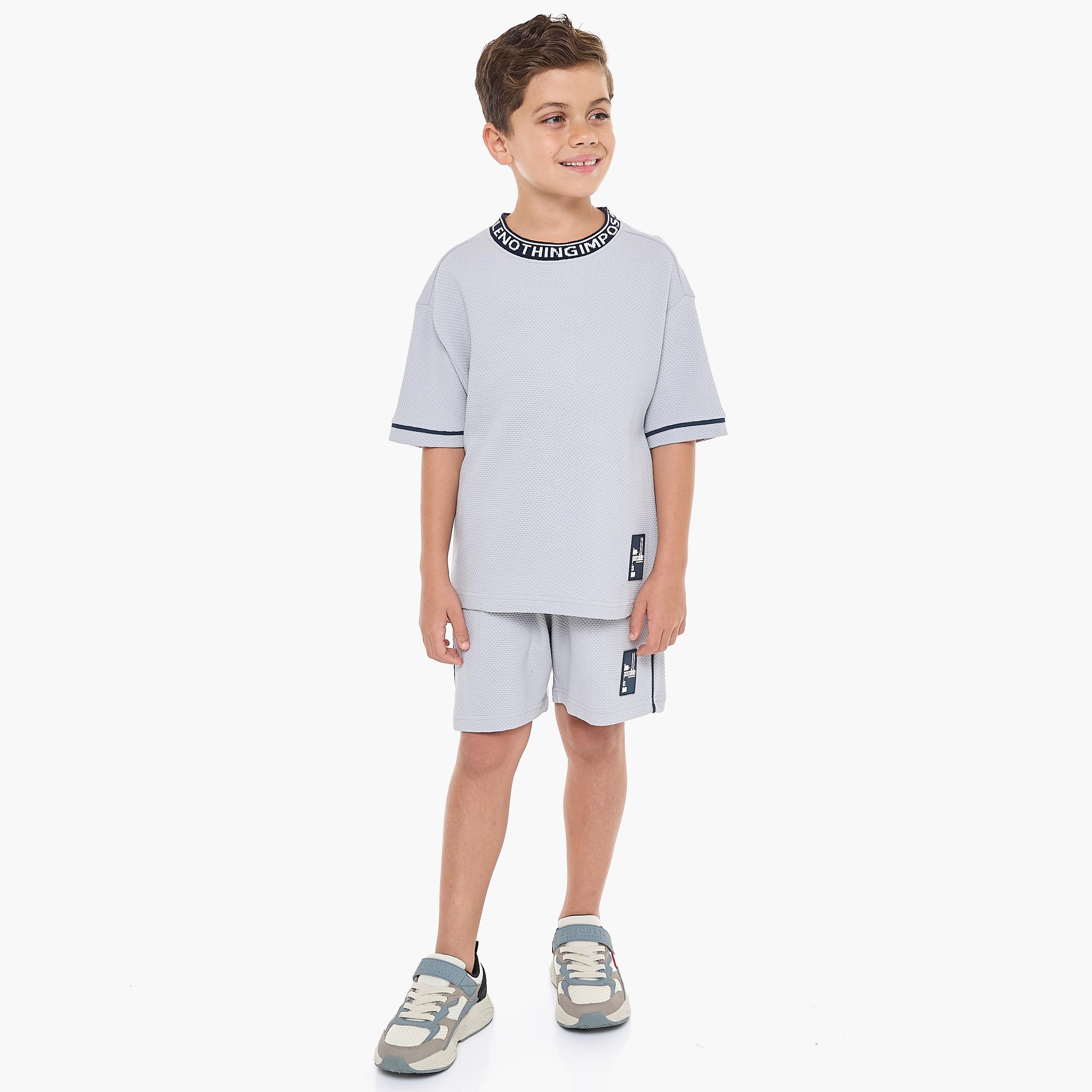 تي شيرت بأكمام قصيرة ومزخرف مع شورت من قطعتين من فيكتور اند جين-boys-clothing-setsandcoords-image-5