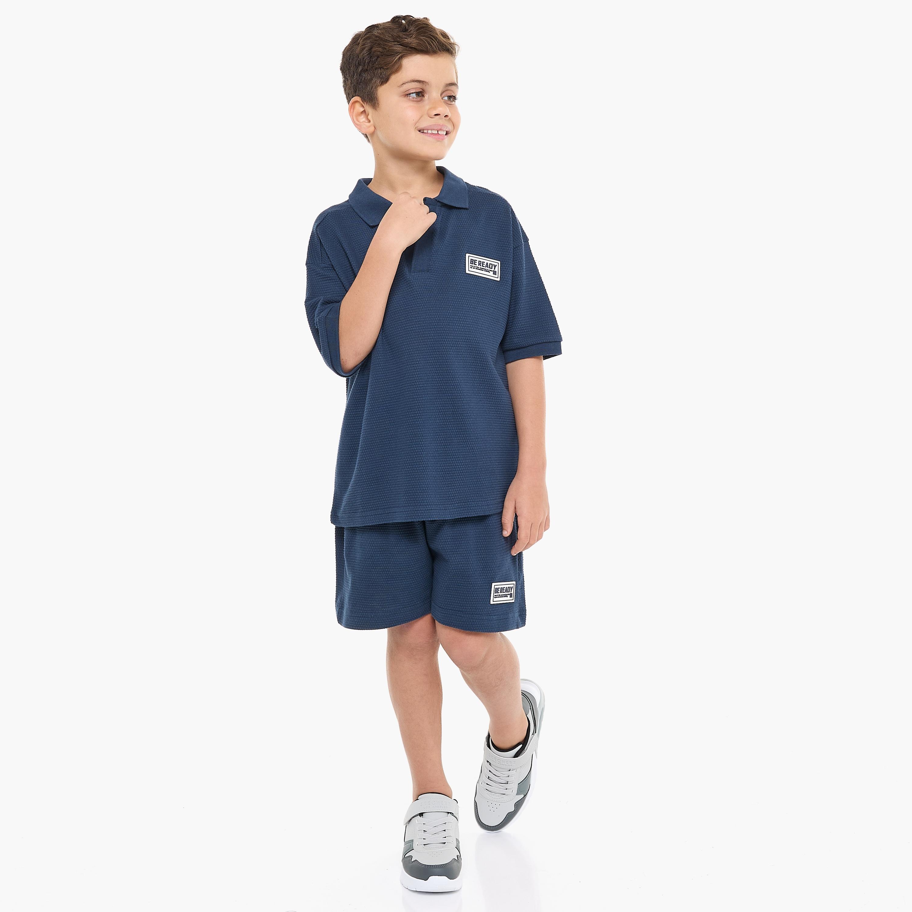 تي شيرت بأكمام قصيرة ومزخرف مع شورت من قطعتين من فيكتور اند جين-boys-clothing-setsandcoords-image-1