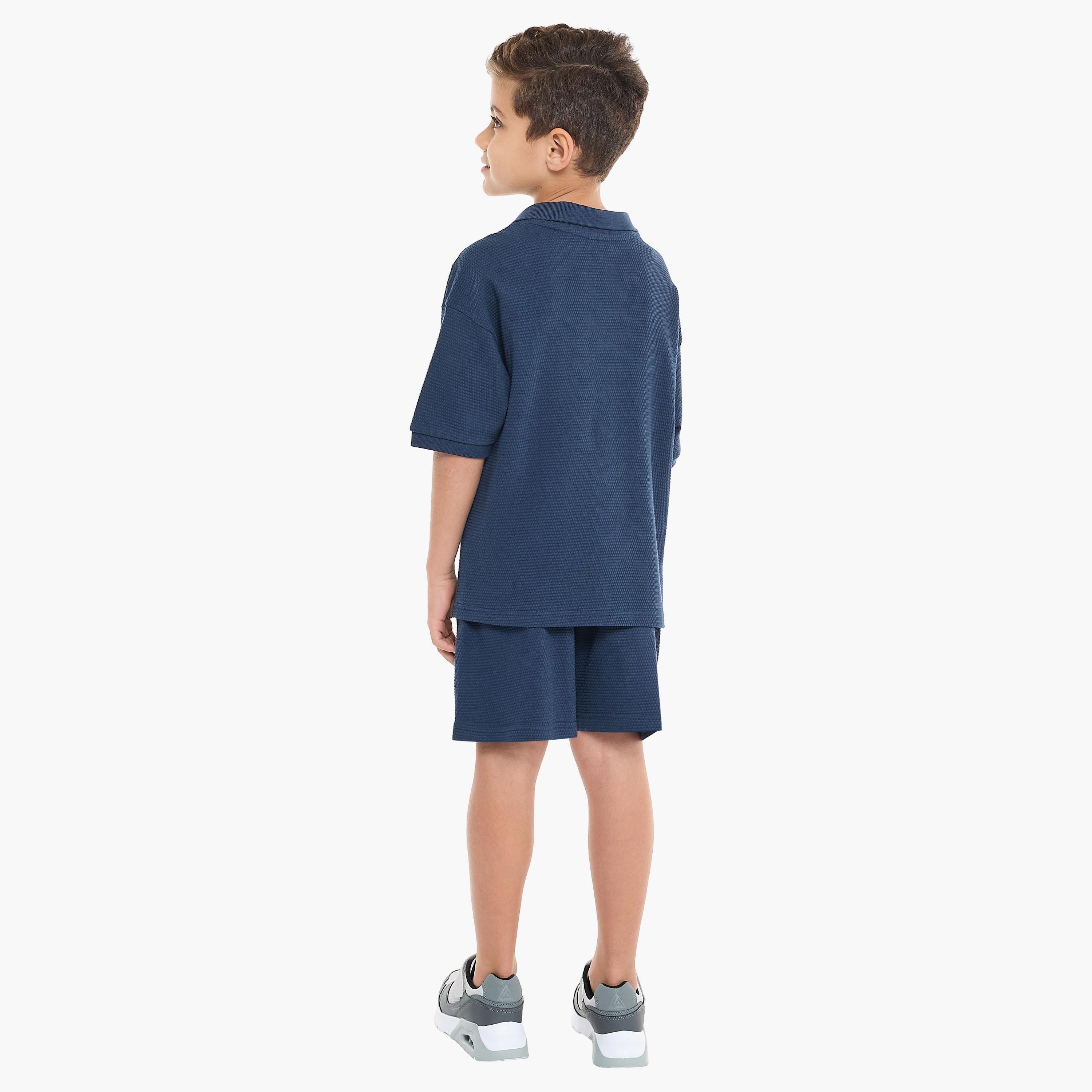 تي شيرت بأكمام قصيرة ومزخرف مع شورت من قطعتين من فيكتور اند جين-boys-clothing-setsandcoords-image-2