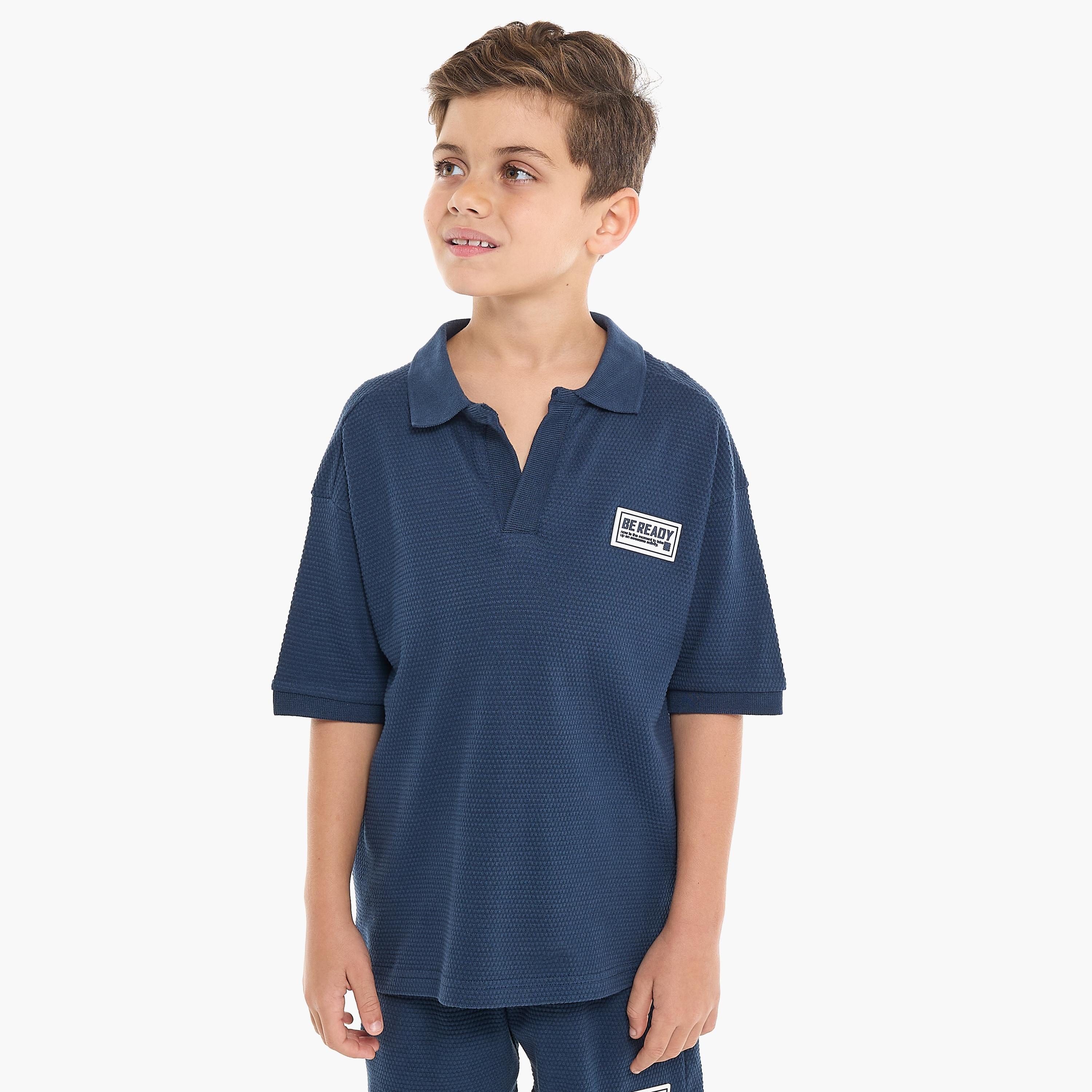 تي شيرت بأكمام قصيرة ومزخرف مع شورت من قطعتين من فيكتور اند جين-boys-clothing-setsandcoords-image-3