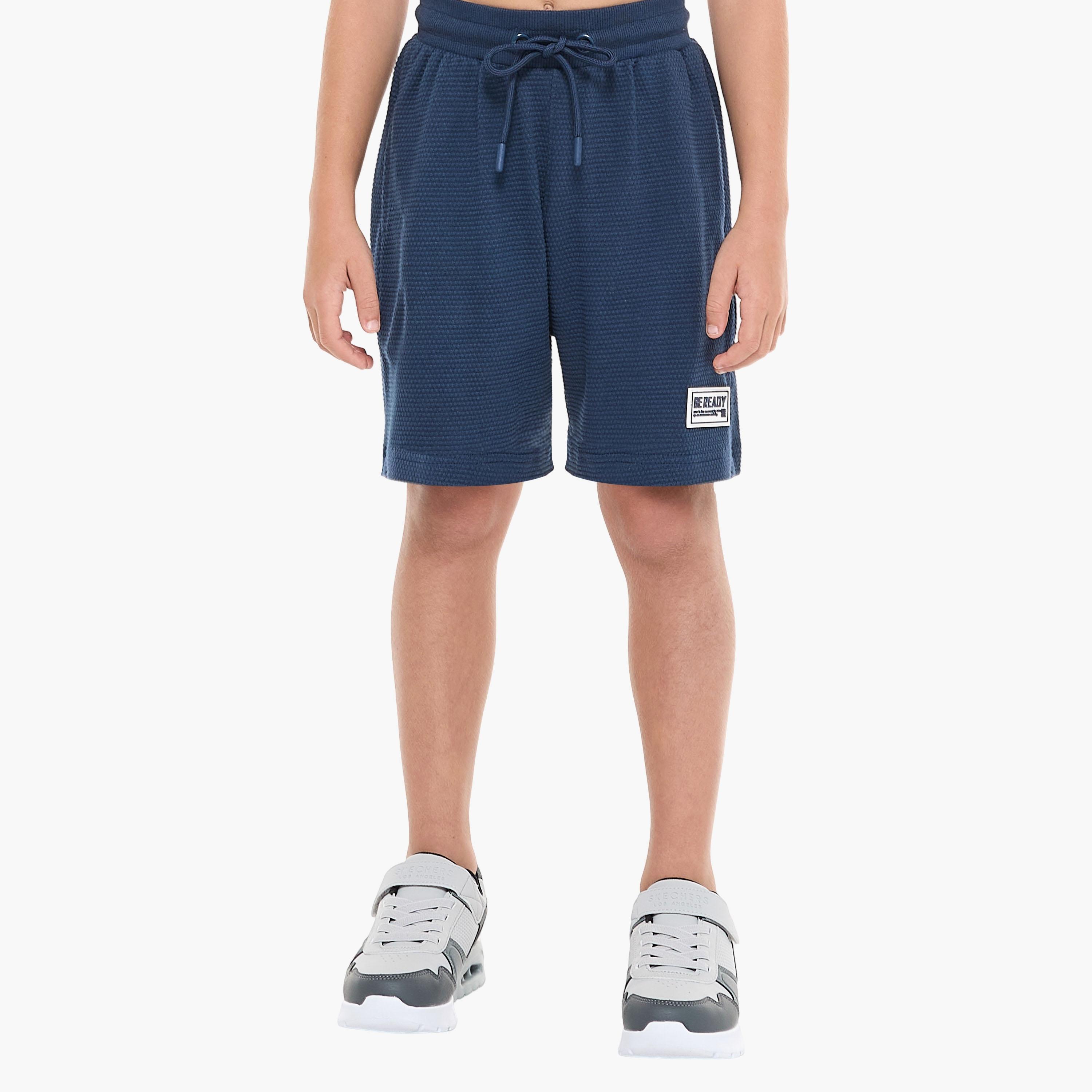 تي شيرت بأكمام قصيرة ومزخرف مع شورت من قطعتين من فيكتور اند جين-boys-clothing-setsandcoords-image-4