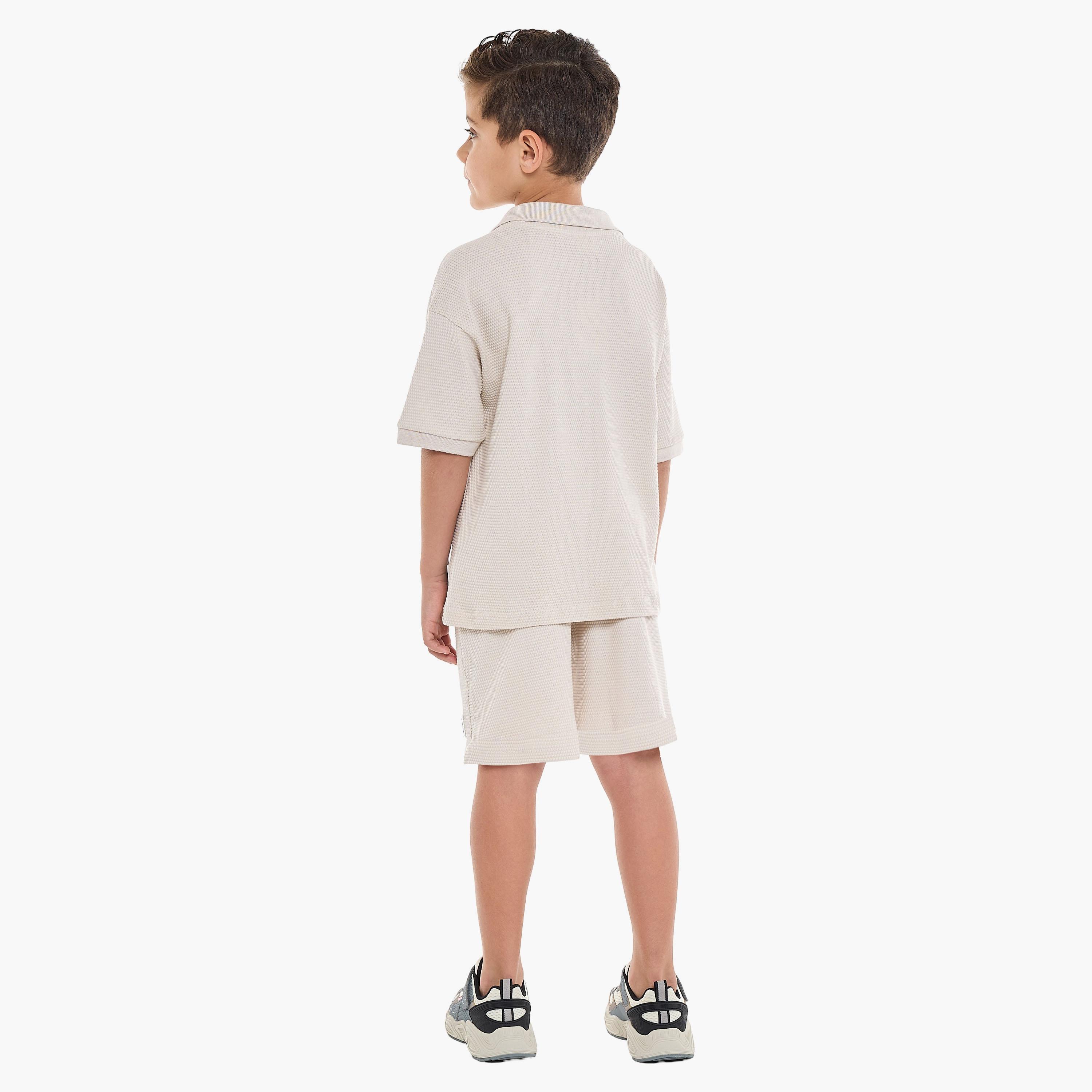 تي شيرت بأكمام قصيرة ومزخرف مع شورت من قطعتين من فيكتور اند جين-boys-clothing-setsandcoords-image-2