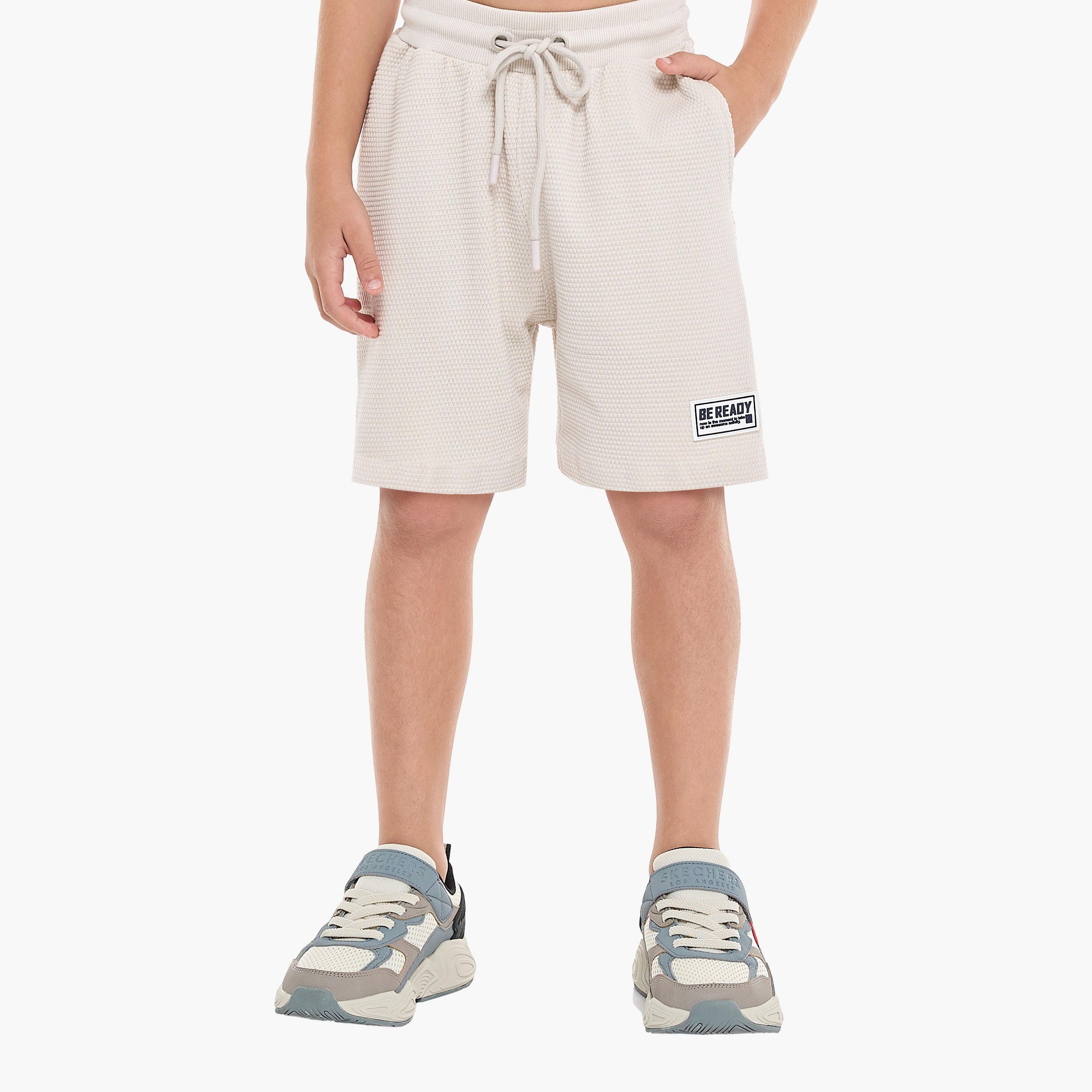 تي شيرت بأكمام قصيرة ومزخرف مع شورت من قطعتين من فيكتور اند جين-boys-clothing-setsandcoords-image-4