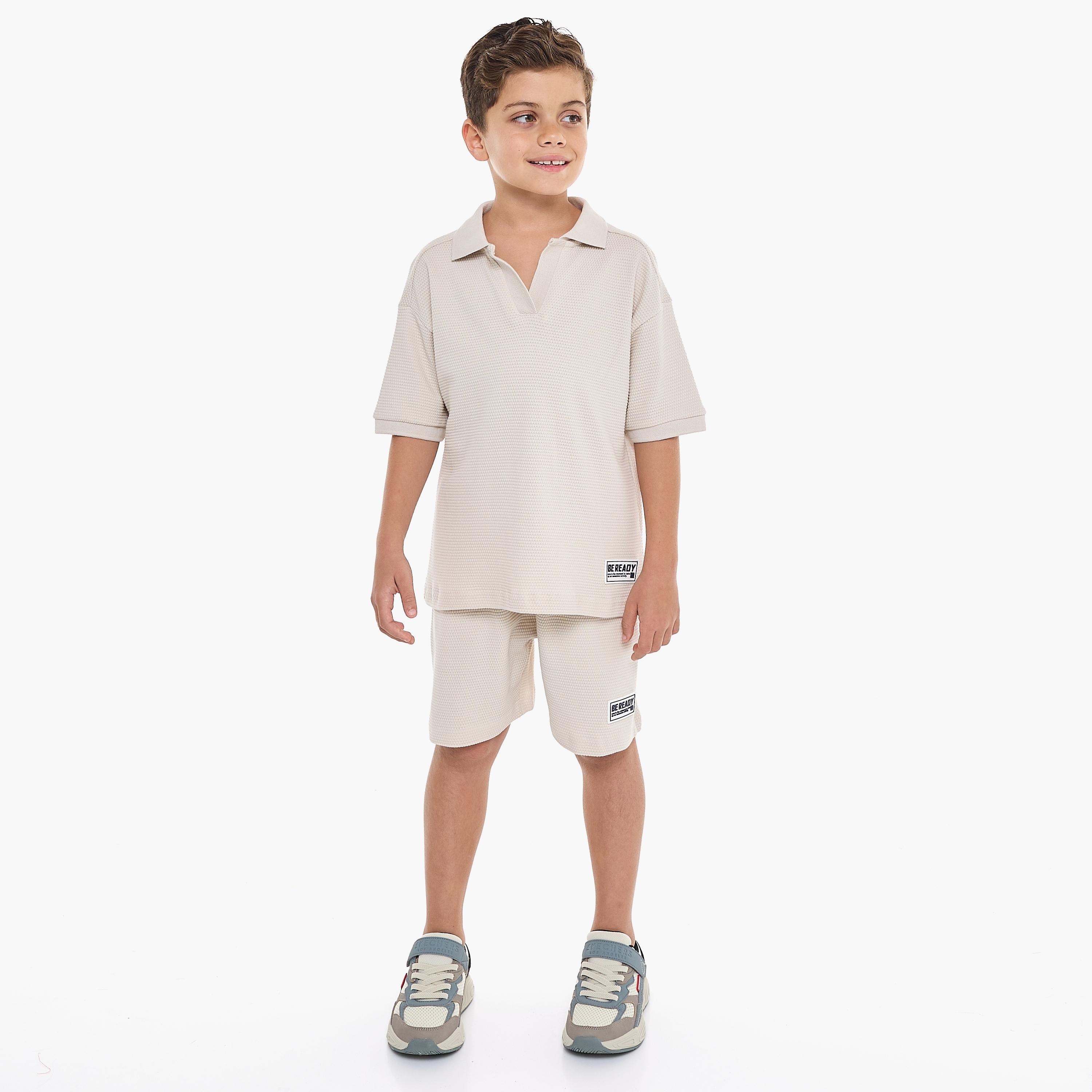 تي شيرت بأكمام قصيرة ومزخرف مع شورت من قطعتين من فيكتور اند جين-boys-clothing-setsandcoords-image-5