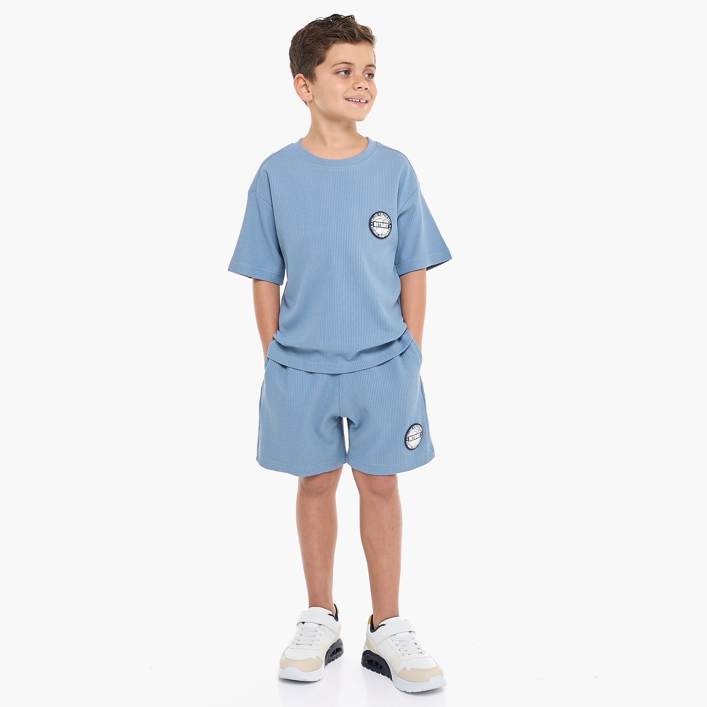 تي شيرت بأكمام قصيرة ومزخرف مع شورت من قطعتين من فيكتور اند جين-boys-clothing-setsandcoords-image-1