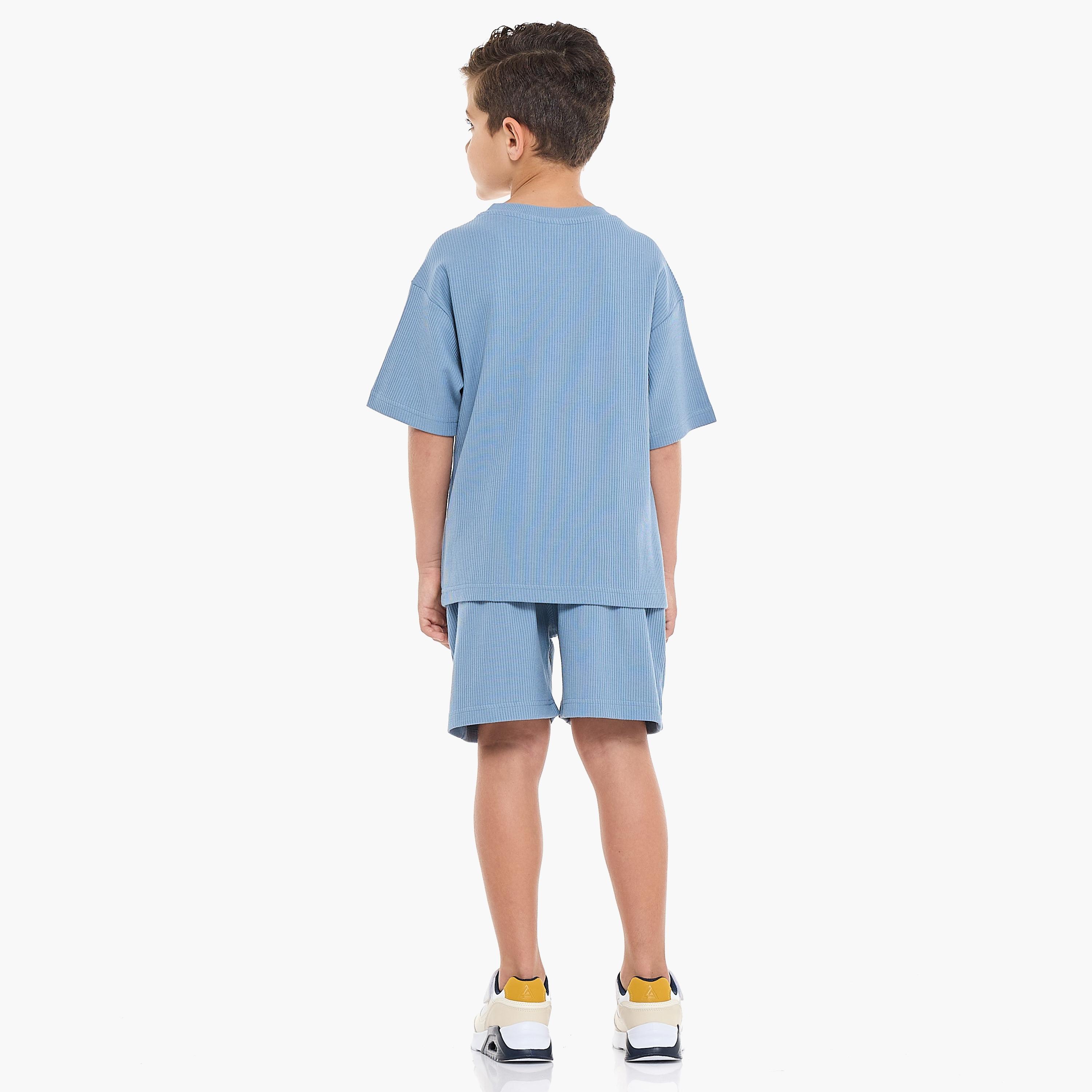 تي شيرت بأكمام قصيرة ومزخرف مع شورت من قطعتين من فيكتور اند جين-boys-clothing-setsandcoords-image-2