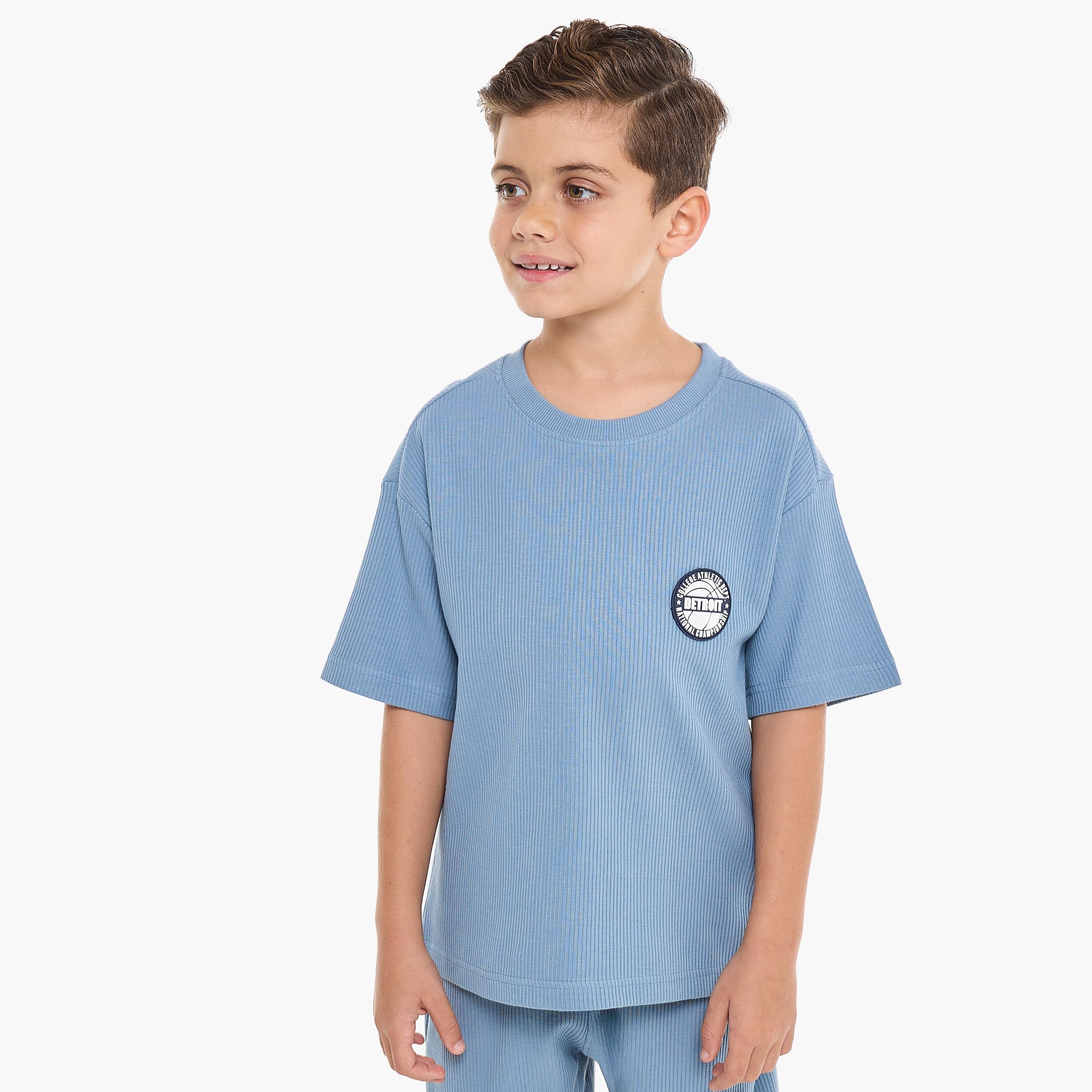 تي شيرت بأكمام قصيرة ومزخرف مع شورت من قطعتين من فيكتور اند جين-boys-clothing-setsandcoords-image-3
