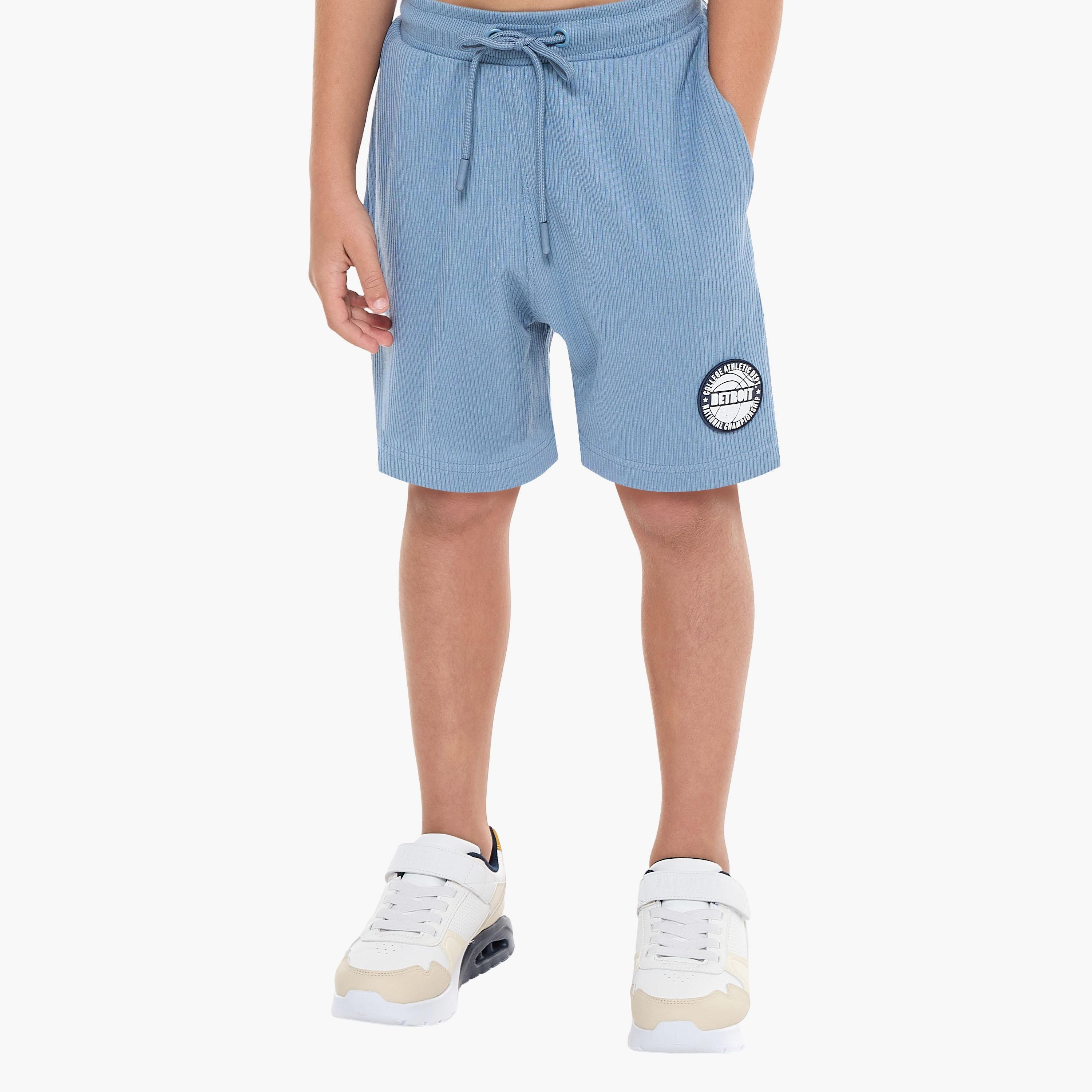 تي شيرت بأكمام قصيرة ومزخرف مع شورت من قطعتين من فيكتور اند جين-boys-clothing-setsandcoords-image-4