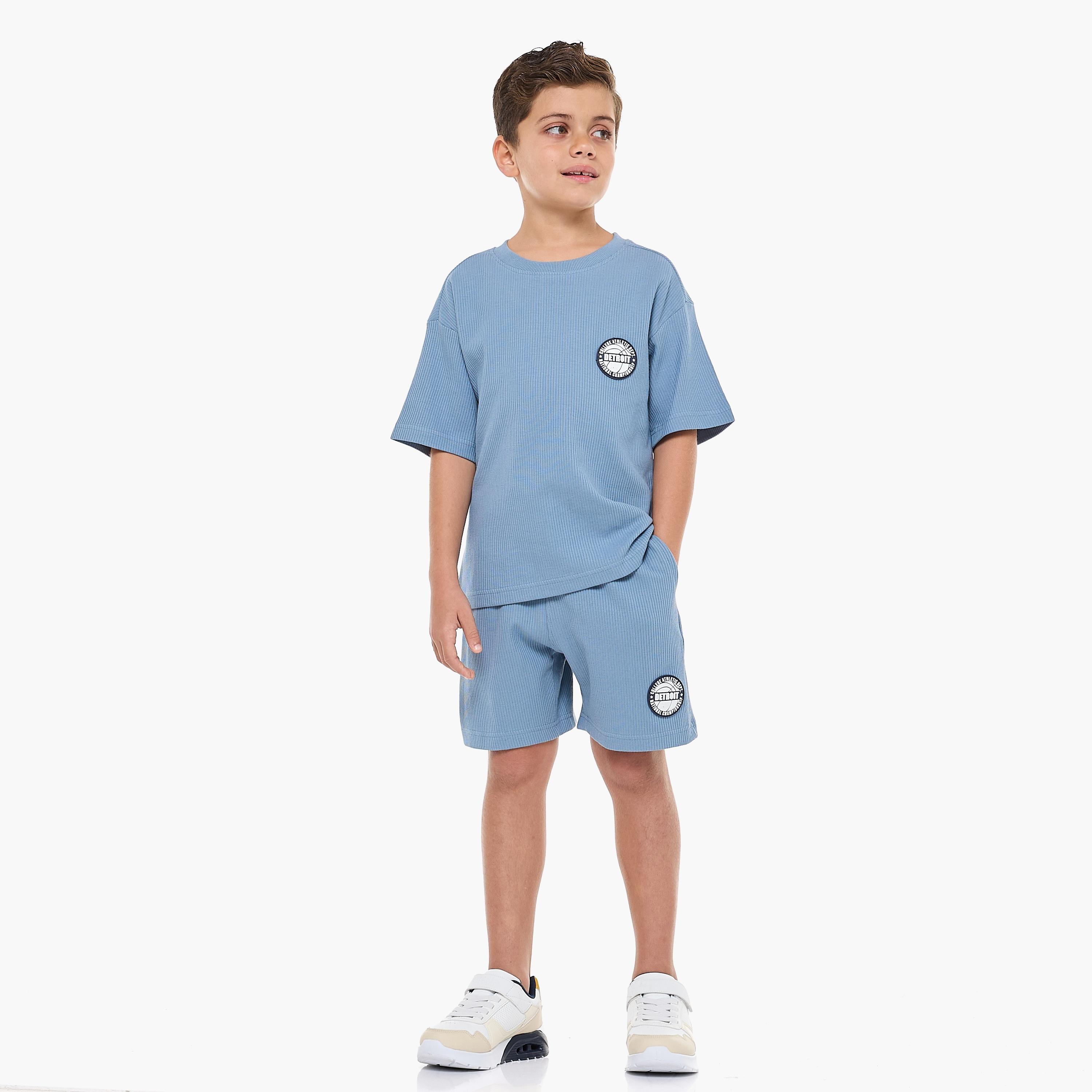 تي شيرت بأكمام قصيرة ومزخرف مع شورت من قطعتين من فيكتور اند جين-boys-clothing-setsandcoords-image-5