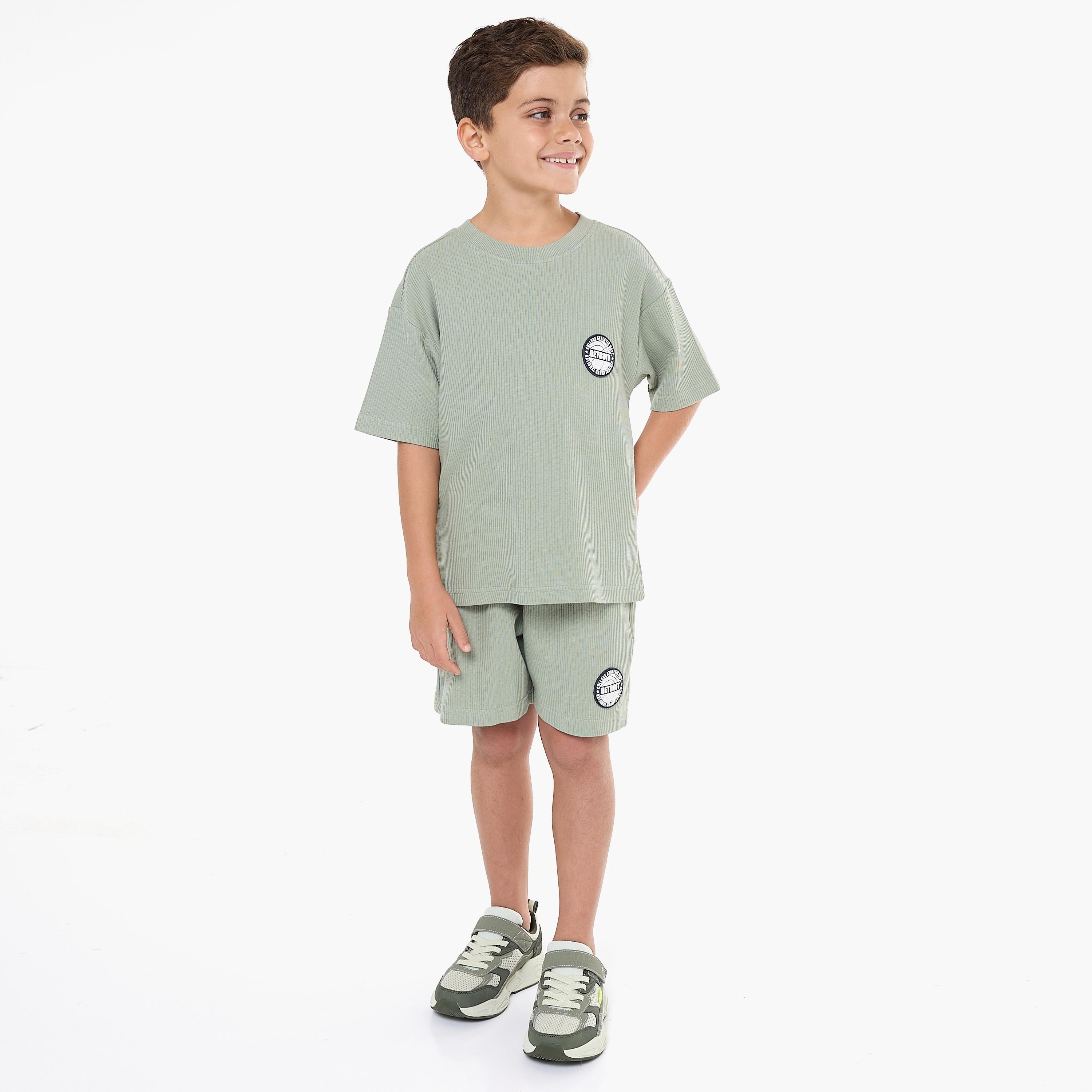 تي شيرت بأكمام قصيرة ومزخرف مع شورت من قطعتين من فيكتور اند جين-boys-clothing-setsandcoords-image-1