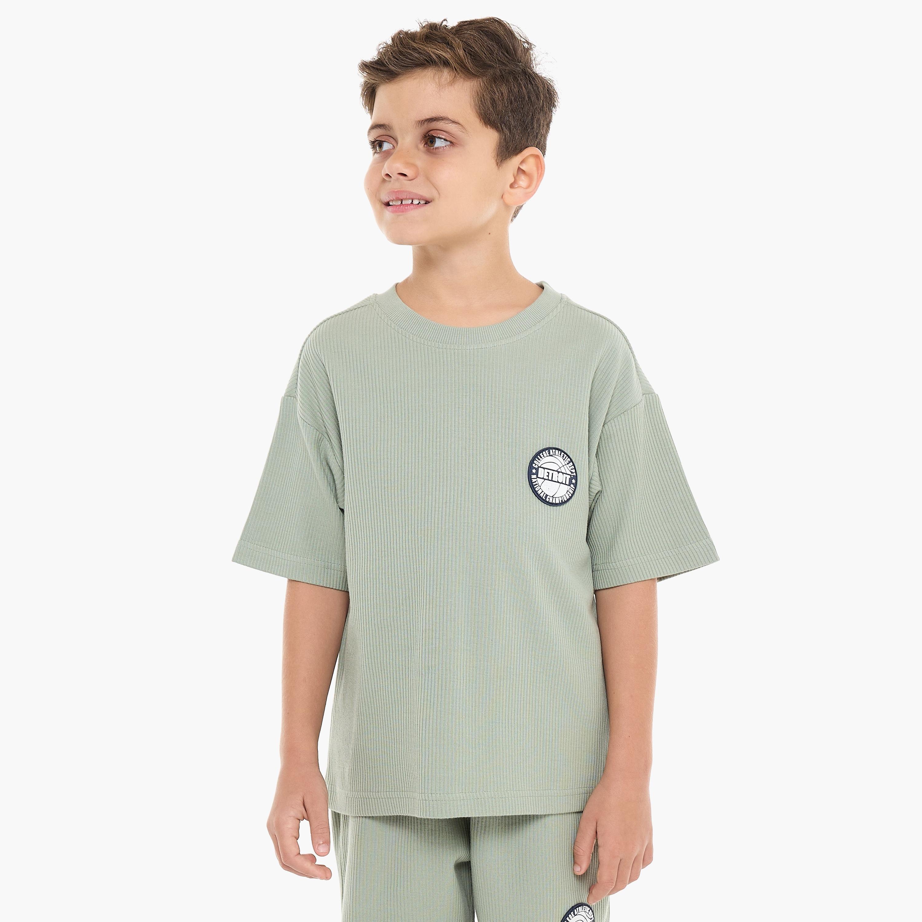 تي شيرت بأكمام قصيرة ومزخرف مع شورت من قطعتين من فيكتور اند جين-boys-clothing-setsandcoords-image-3