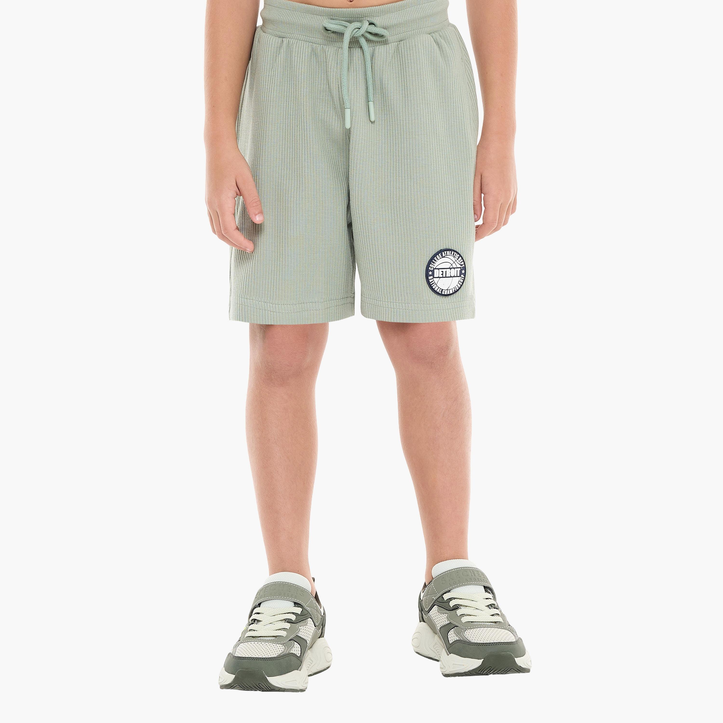تي شيرت بأكمام قصيرة ومزخرف مع شورت من قطعتين من فيكتور اند جين-boys-clothing-setsandcoords-image-4
