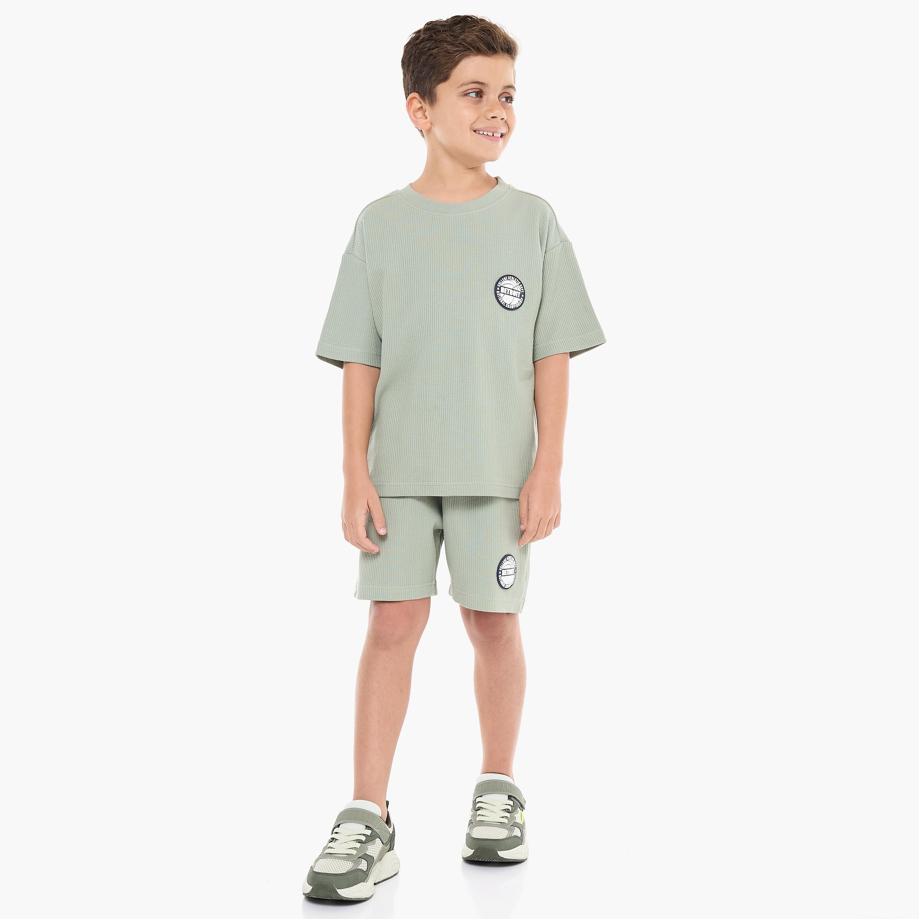 تي شيرت بأكمام قصيرة ومزخرف مع شورت من قطعتين من فيكتور اند جين-boys-clothing-setsandcoords-image-5