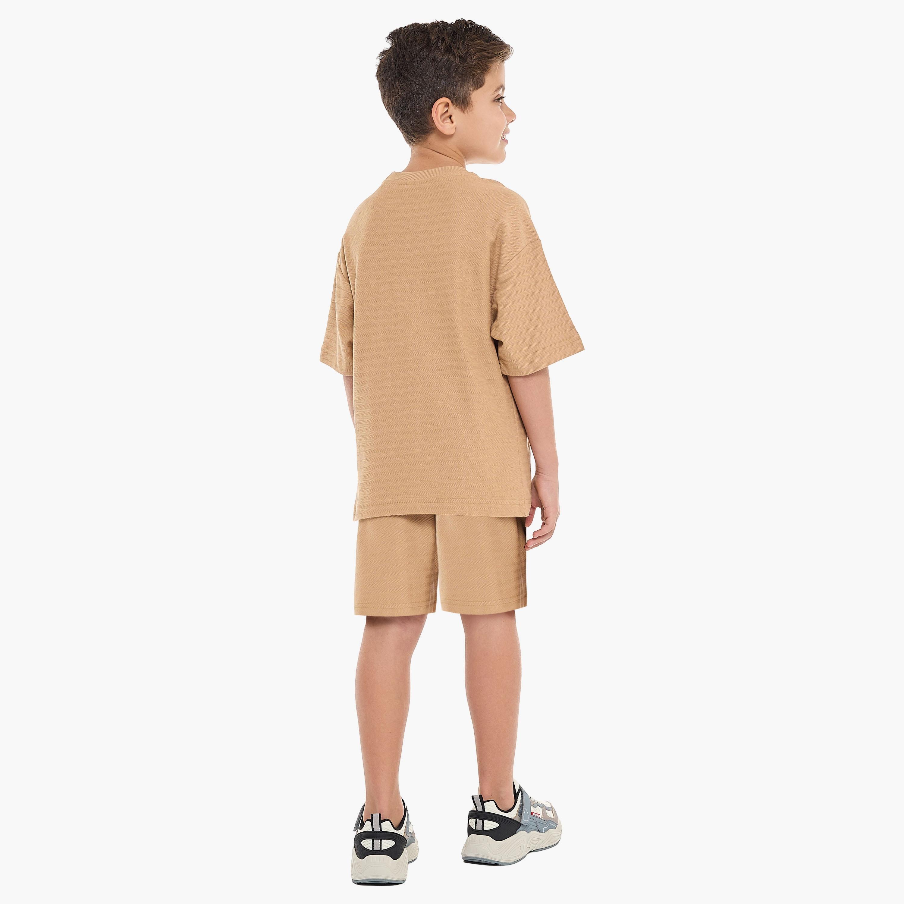تي شيرت مطرز بأكمام قصيرة مع شورت من قطعتين من فيكتور اند جين-boys-clothing-setsandcoords-image-2