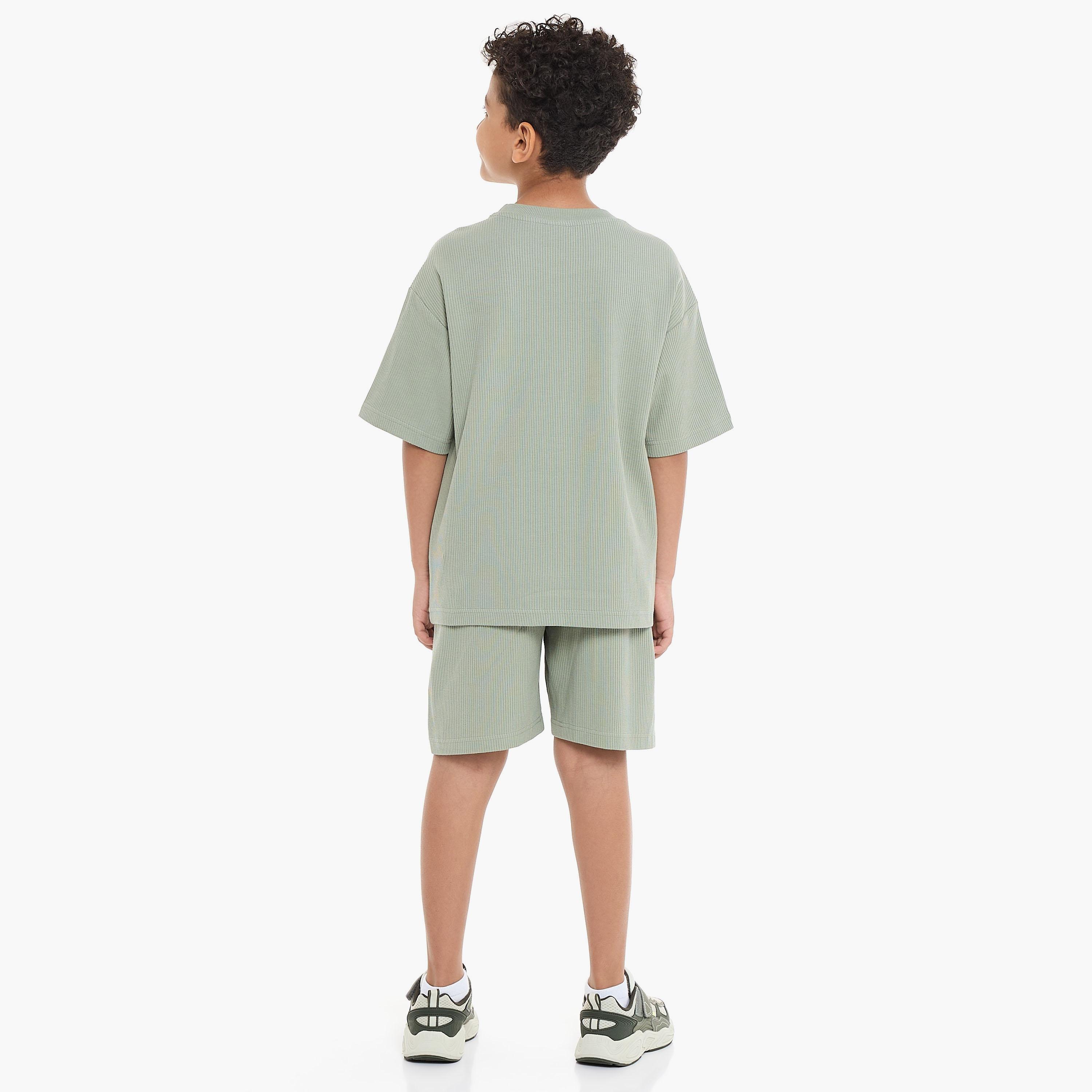 تي شيرت سادة بأكمام قصيرة مع شورت من قطعتين من فيكتور اند جين-boys-clothing-setsandcoords-image-2