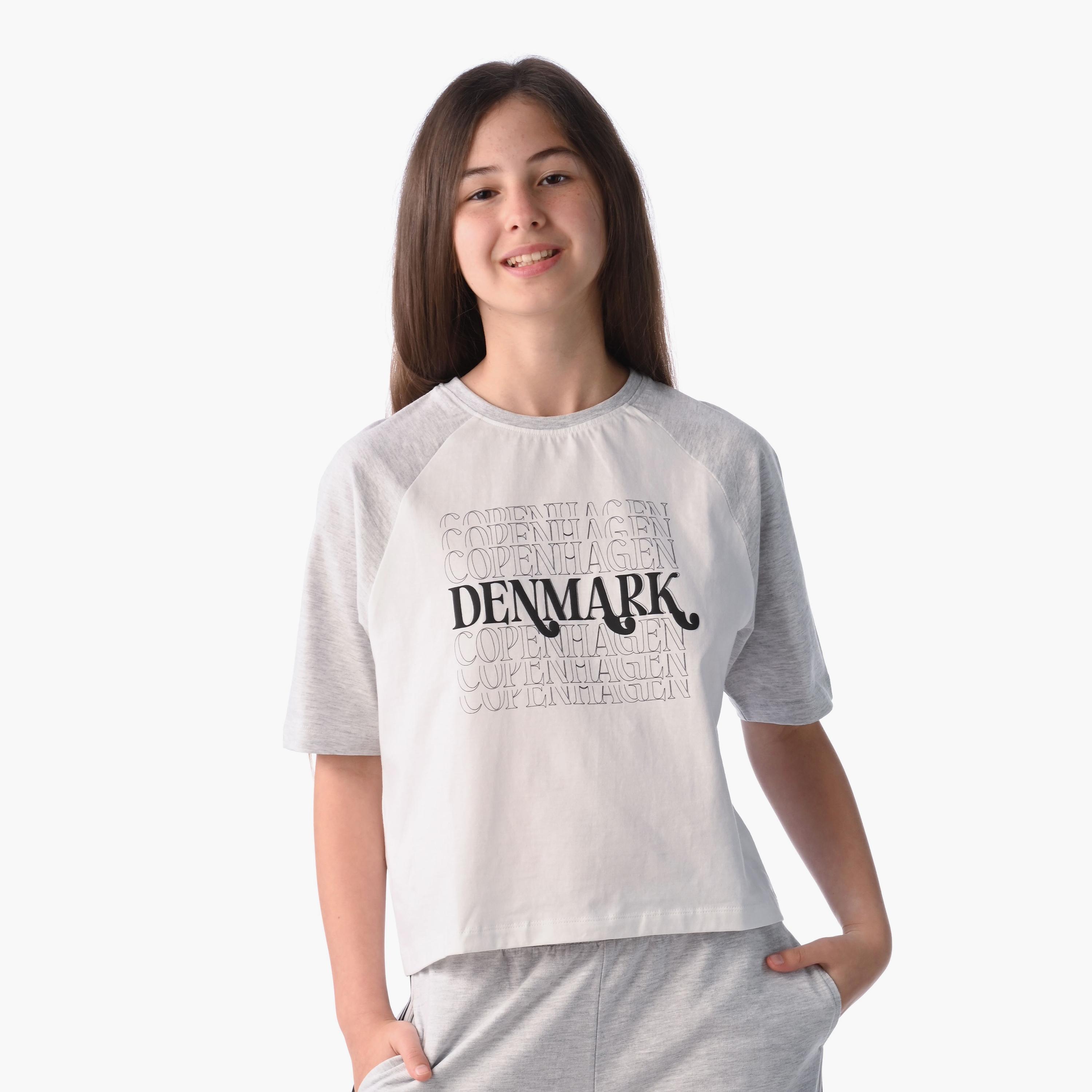 تي شيرت مطبوع بأكمام قصيرة مع بنطلون من قطعتين من فيكتور اند جين-girls-clothing-setsandcoords-image-4