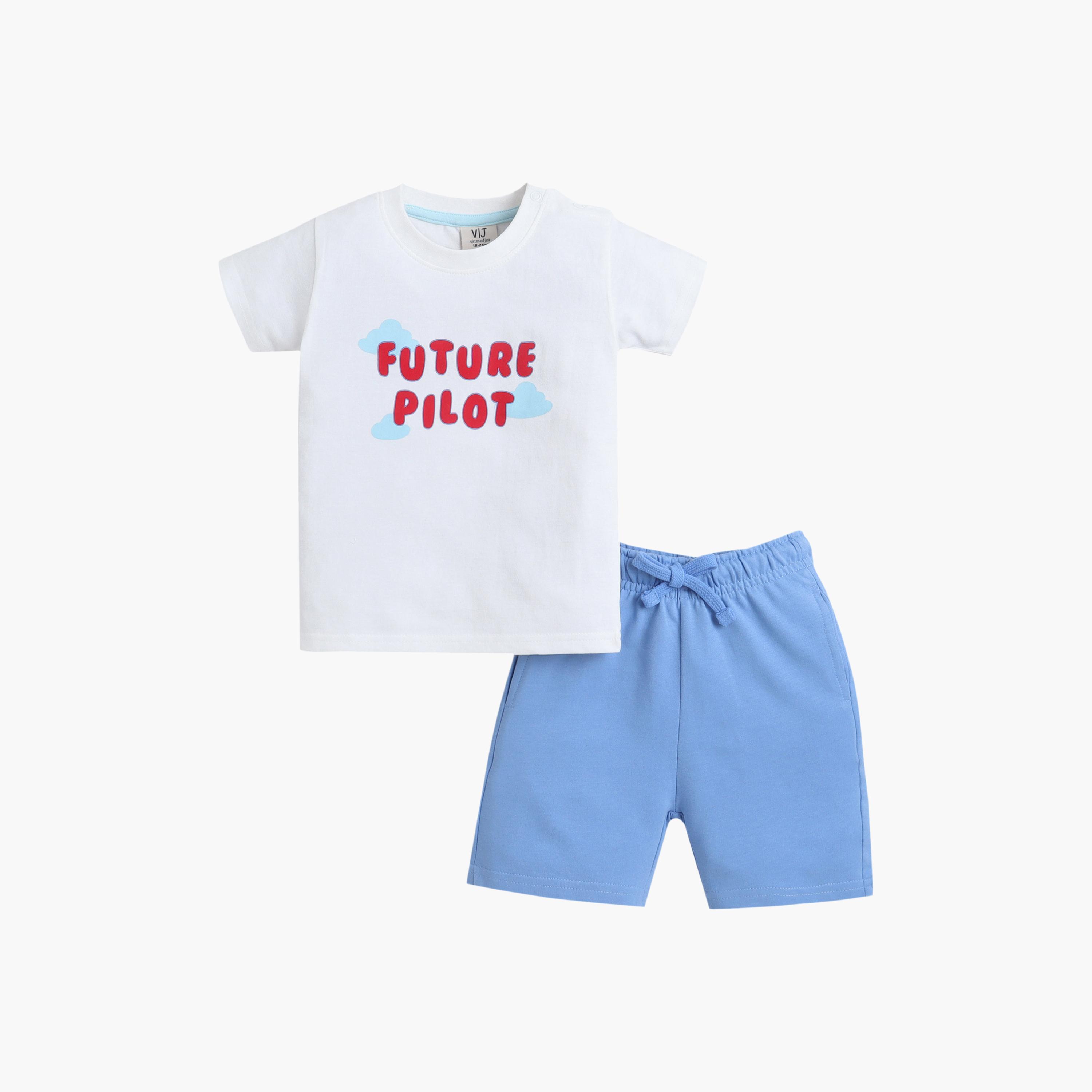طقم مكون من 4 قطع: تي شيرتات بأكمام قصيرة ورسومات، وبنطلون مع شورت من فيكتور آند جين-boys-clothing-setsandcoords-image-10