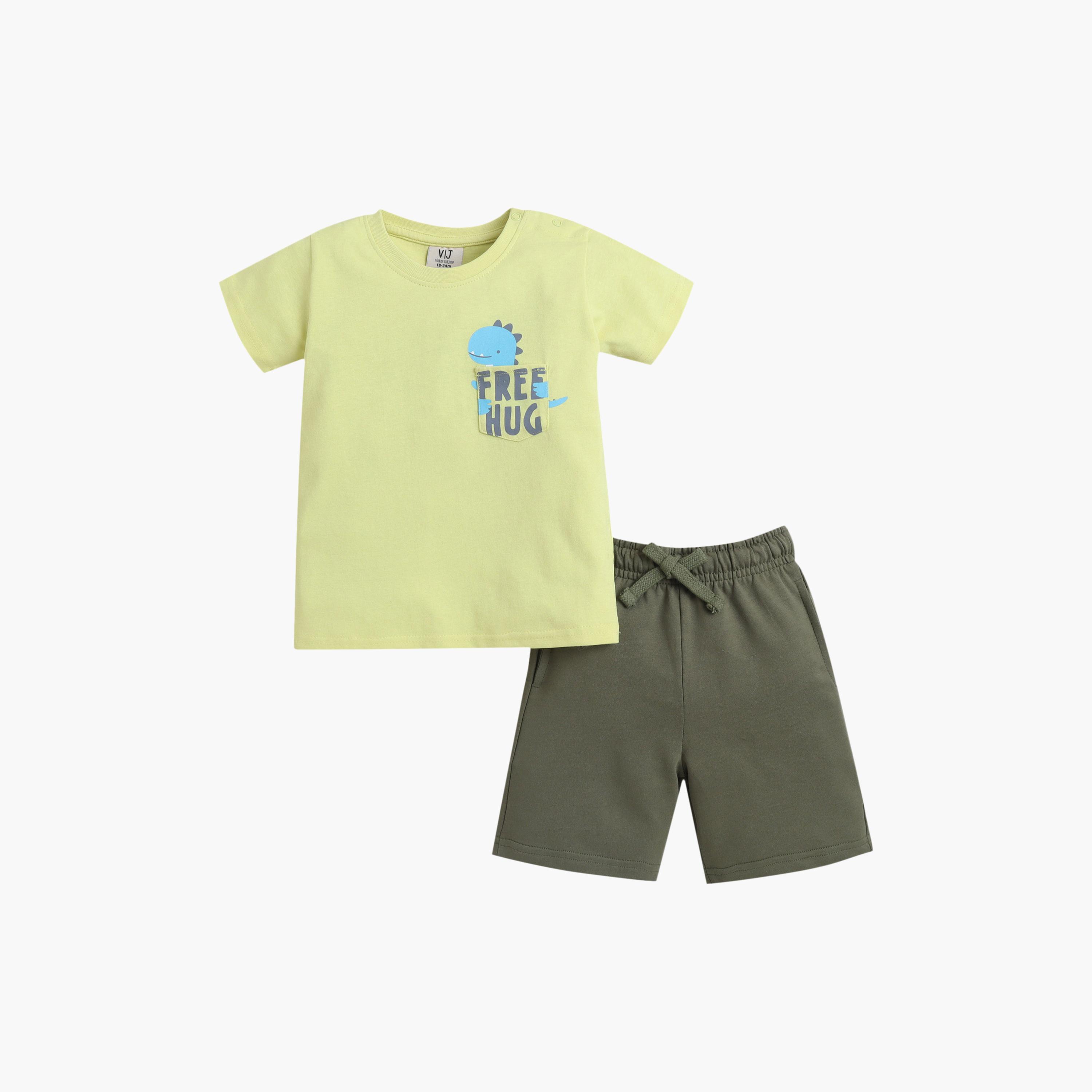 طقم مكون من 4 قطع: تي شيرتات بأكمام قصيرة ورسومات، وبنطلون مع شورت من فيكتور آند جين-boys-clothing-setsandcoords-image-11