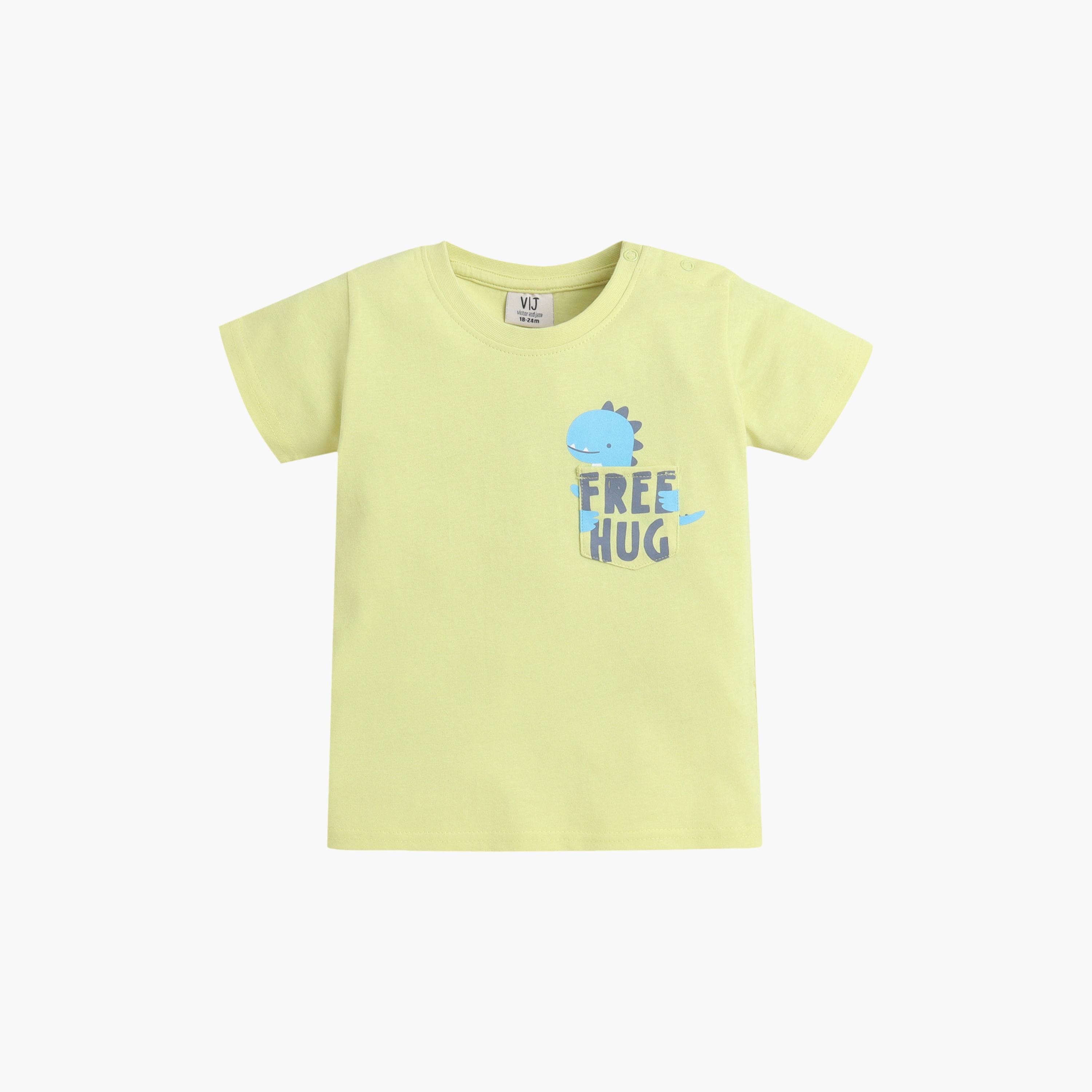 طقم مكون من 4 قطع: تي شيرتات بأكمام قصيرة ورسومات، وبنطلون مع شورت من فيكتور آند جين-boys-clothing-setsandcoords-image-13