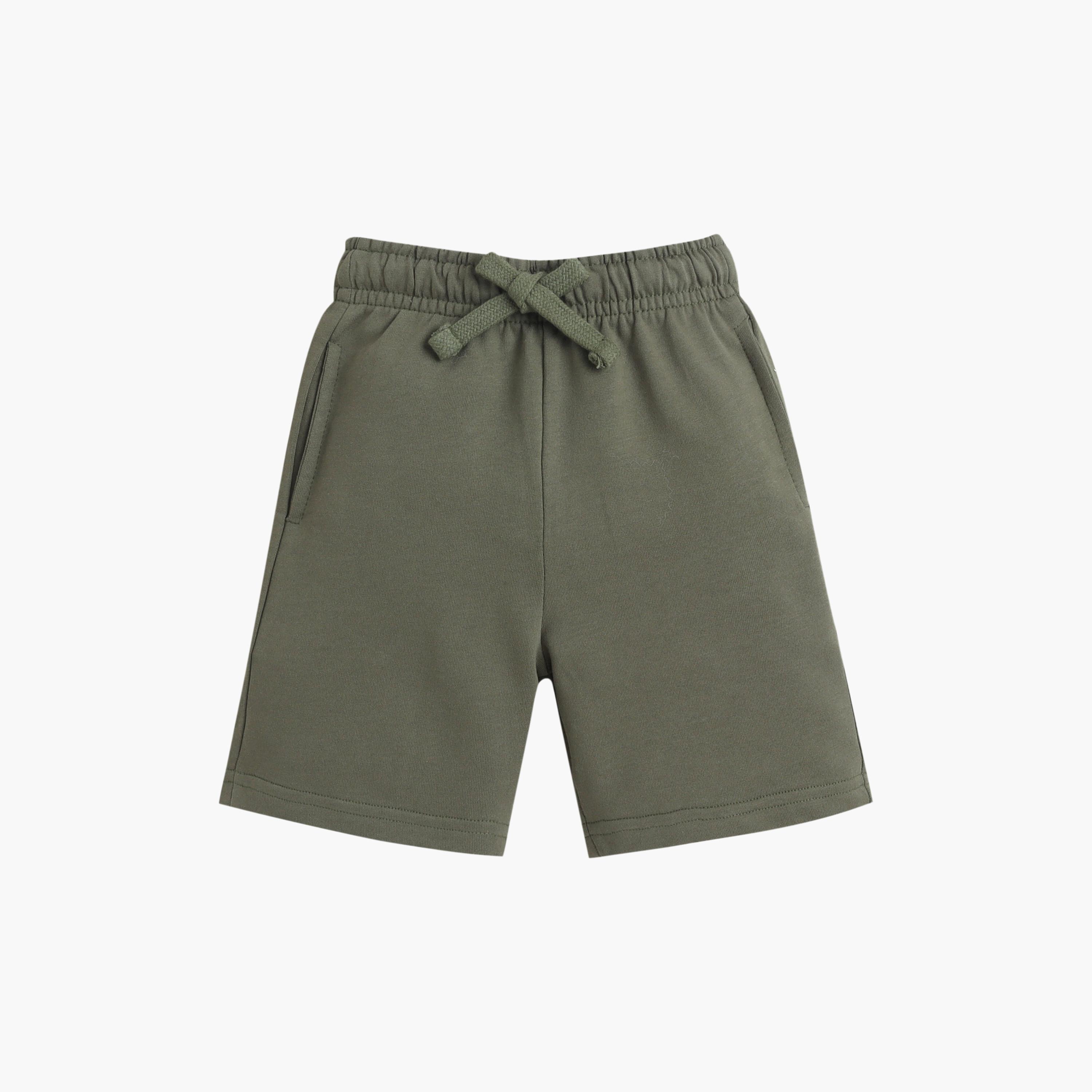 طقم مكون من 4 قطع: تي شيرتات بأكمام قصيرة ورسومات، وبنطلون مع شورت من فيكتور آند جين-boys-clothing-setsandcoords-image-2