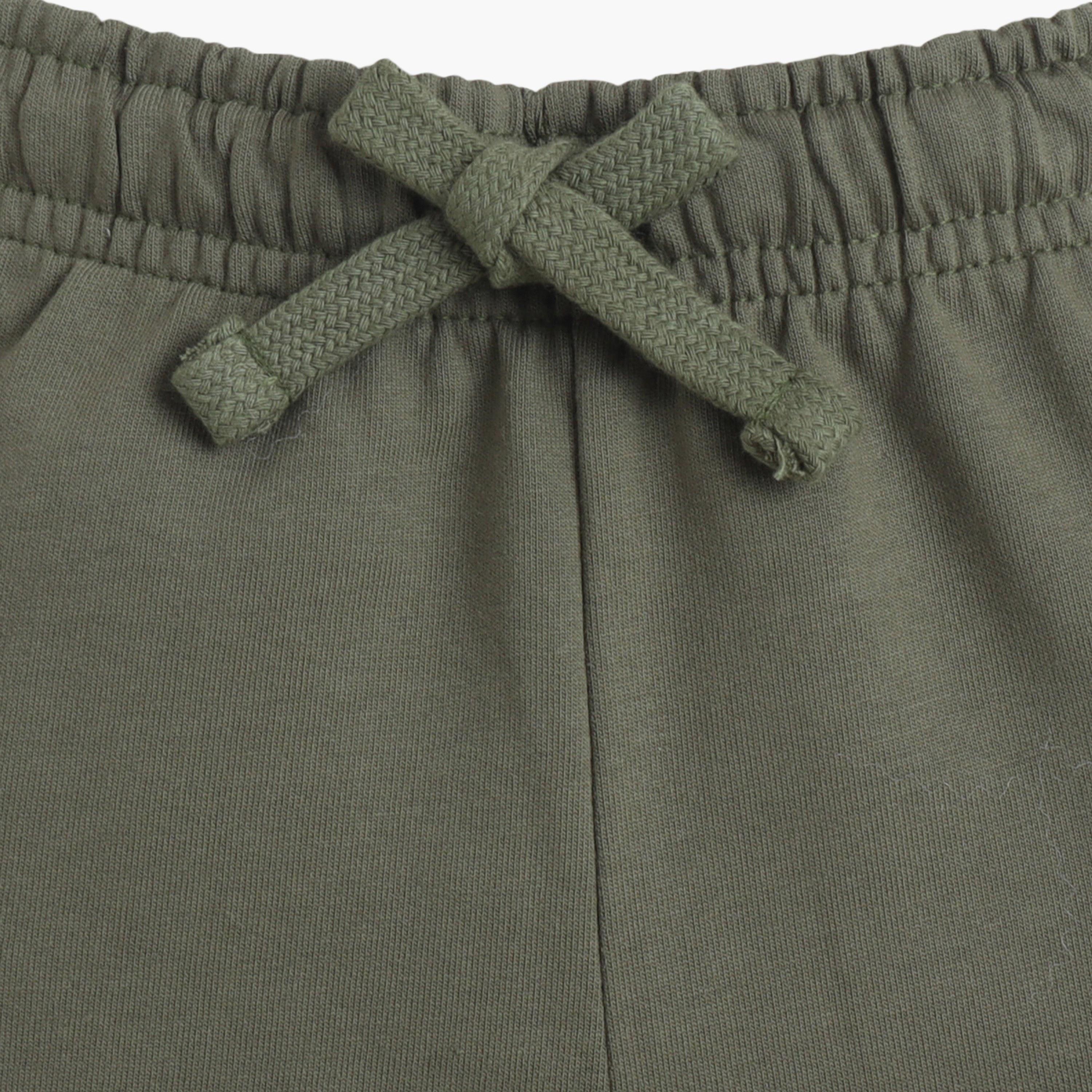 طقم مكون من 4 قطع: تي شيرتات بأكمام قصيرة ورسومات، وبنطلون مع شورت من فيكتور آند جين-boys-clothing-setsandcoords-image-6