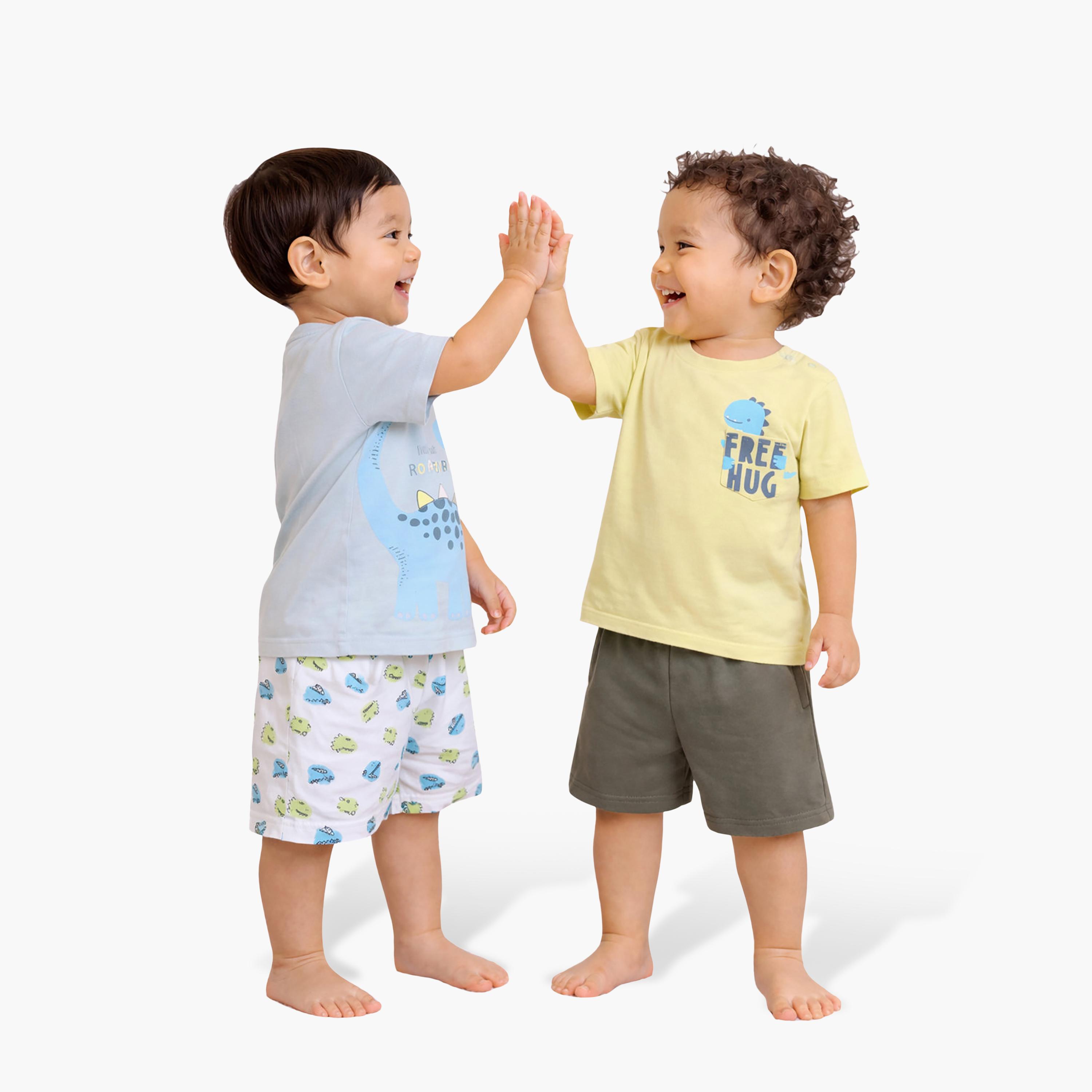 طقم مكون من 4 قطع: تي شيرتات بأكمام قصيرة ورسومات، وبنطلون مع شورت من فيكتور آند جين-boys-clothing-setsandcoords-image-7