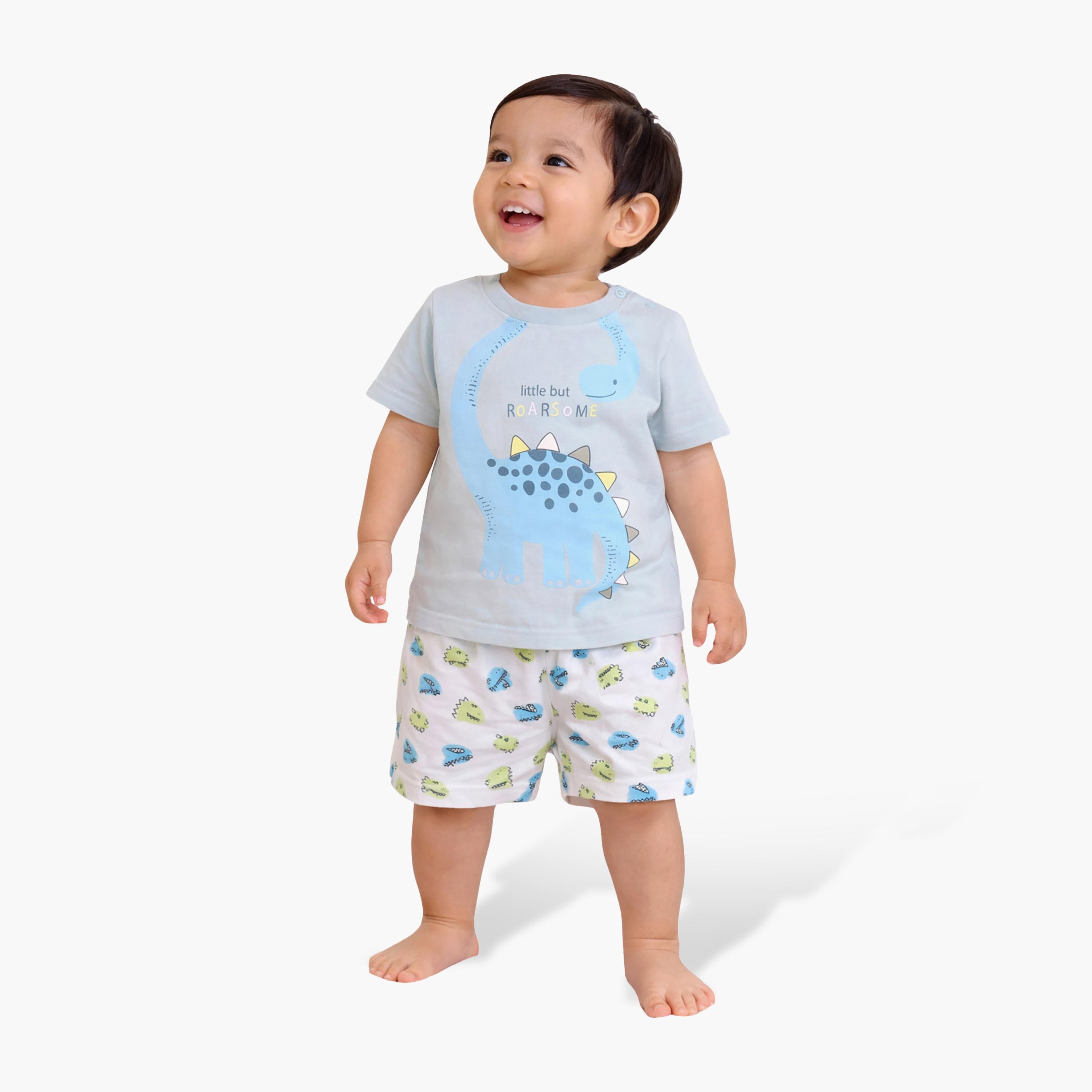 طقم مكون من 4 قطع: تي شيرتات بأكمام قصيرة ورسومات، وبنطلون مع شورت من فيكتور آند جين-boys-clothing-setsandcoords-image-8