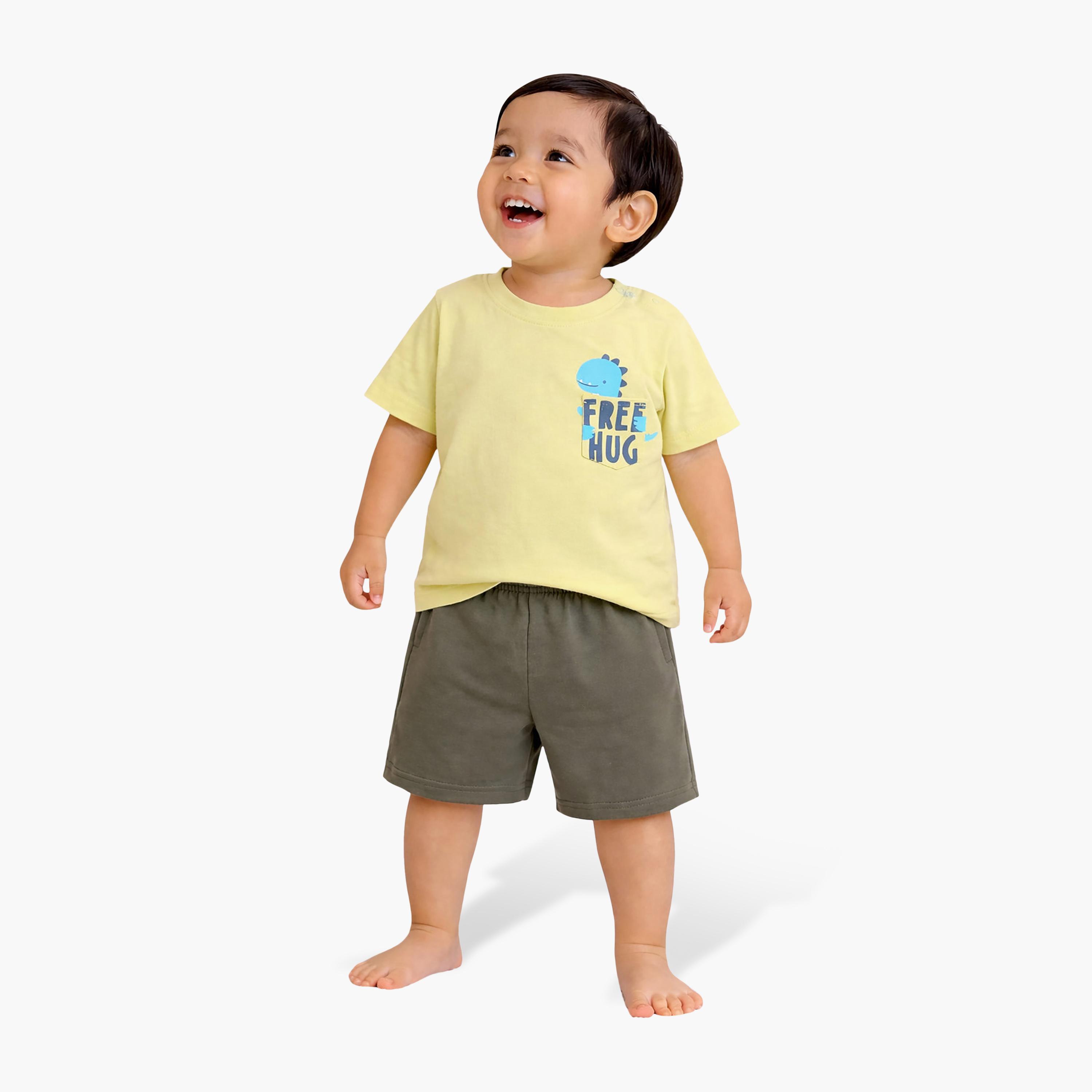 طقم مكون من 4 قطع: تي شيرتات بأكمام قصيرة ورسومات، وبنطلون مع شورت من فيكتور آند جين-boys-clothing-setsandcoords-image-9
