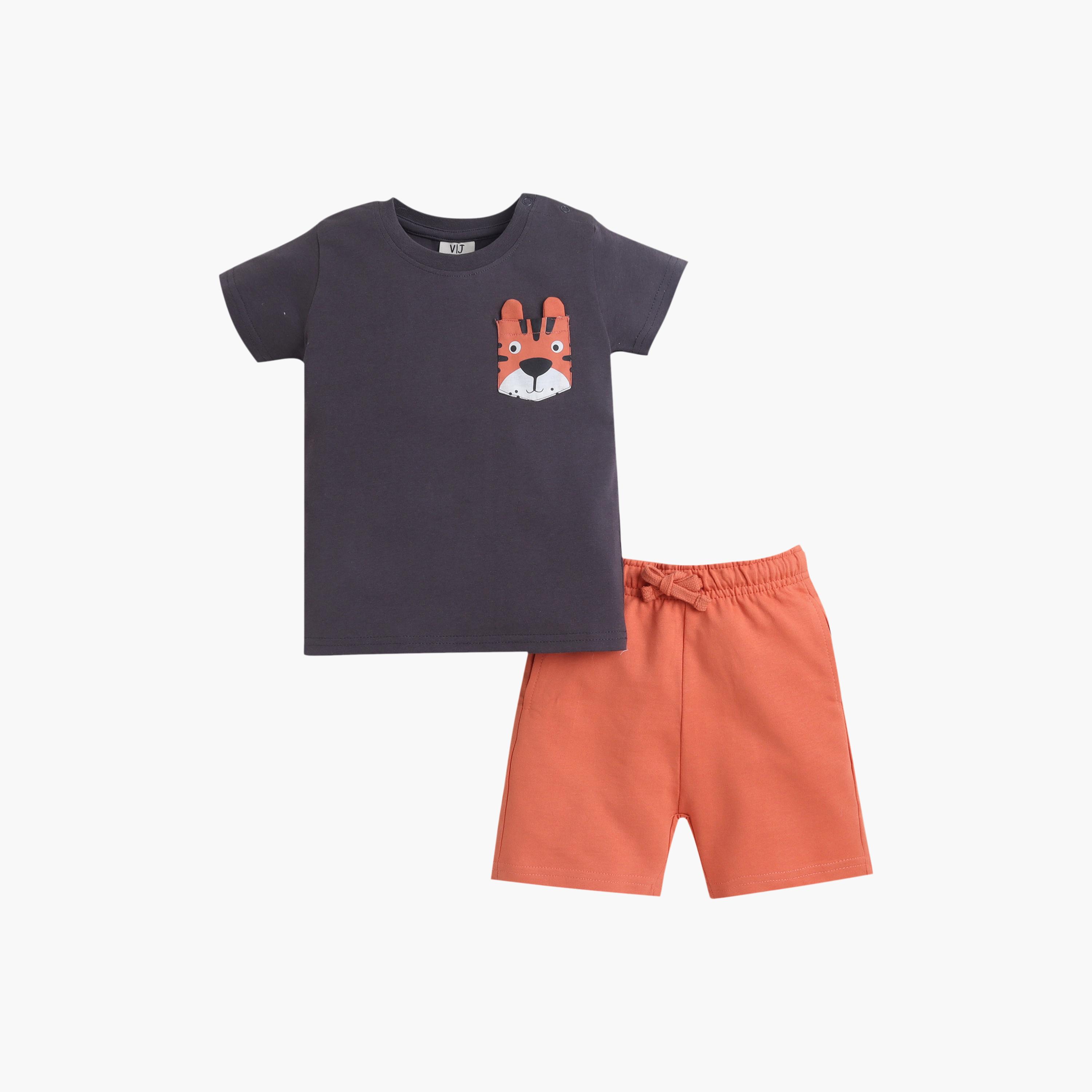 طقم مكون من 4 قطع: تي شيرتات بأكمام قصيرة ورسومات، وبنطلون مع شورت من فيكتور آند جين-boys-clothing-setsandcoords-image-10